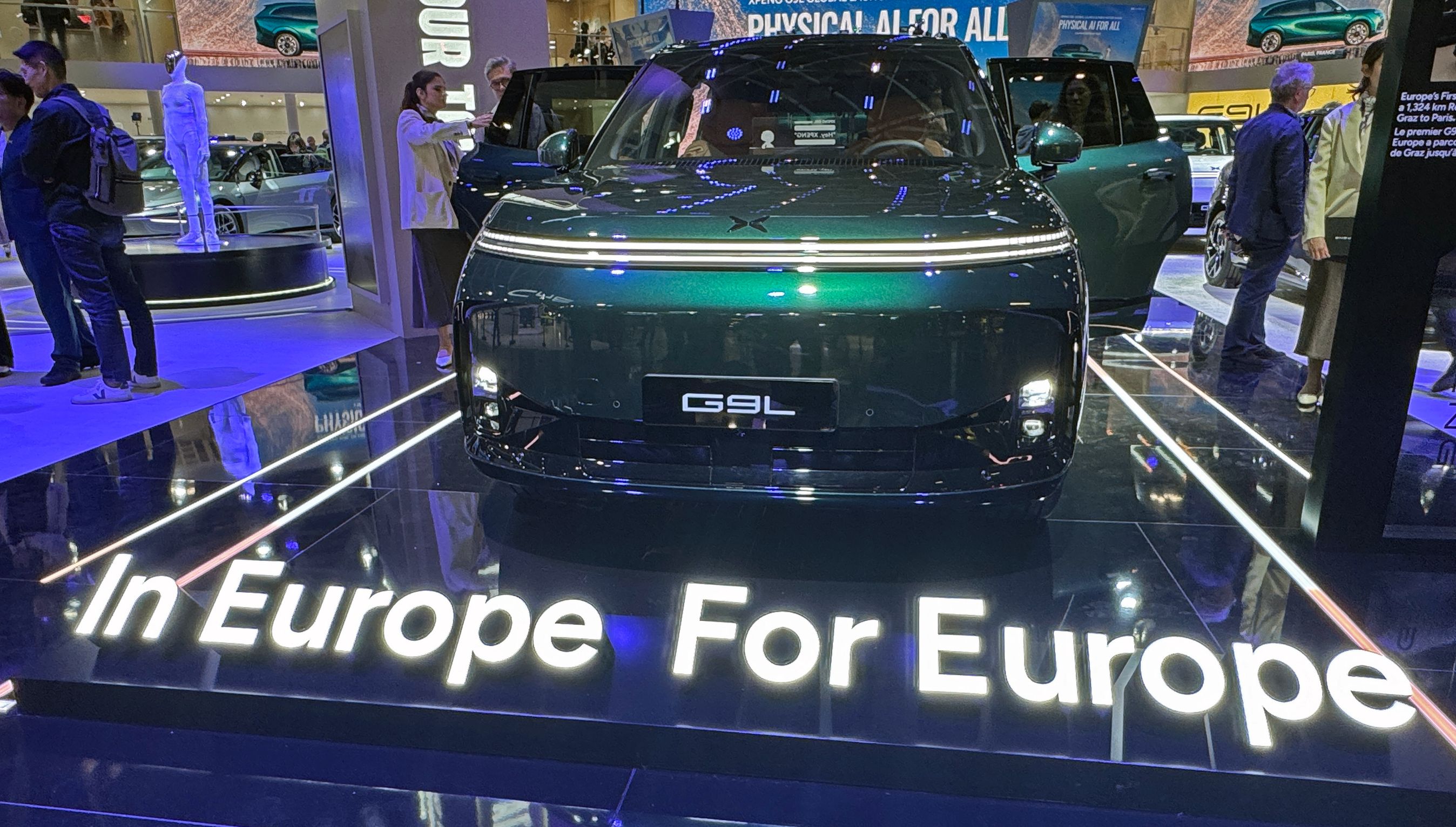 Grøn bil med teksten foran 'In Europe For Europe'