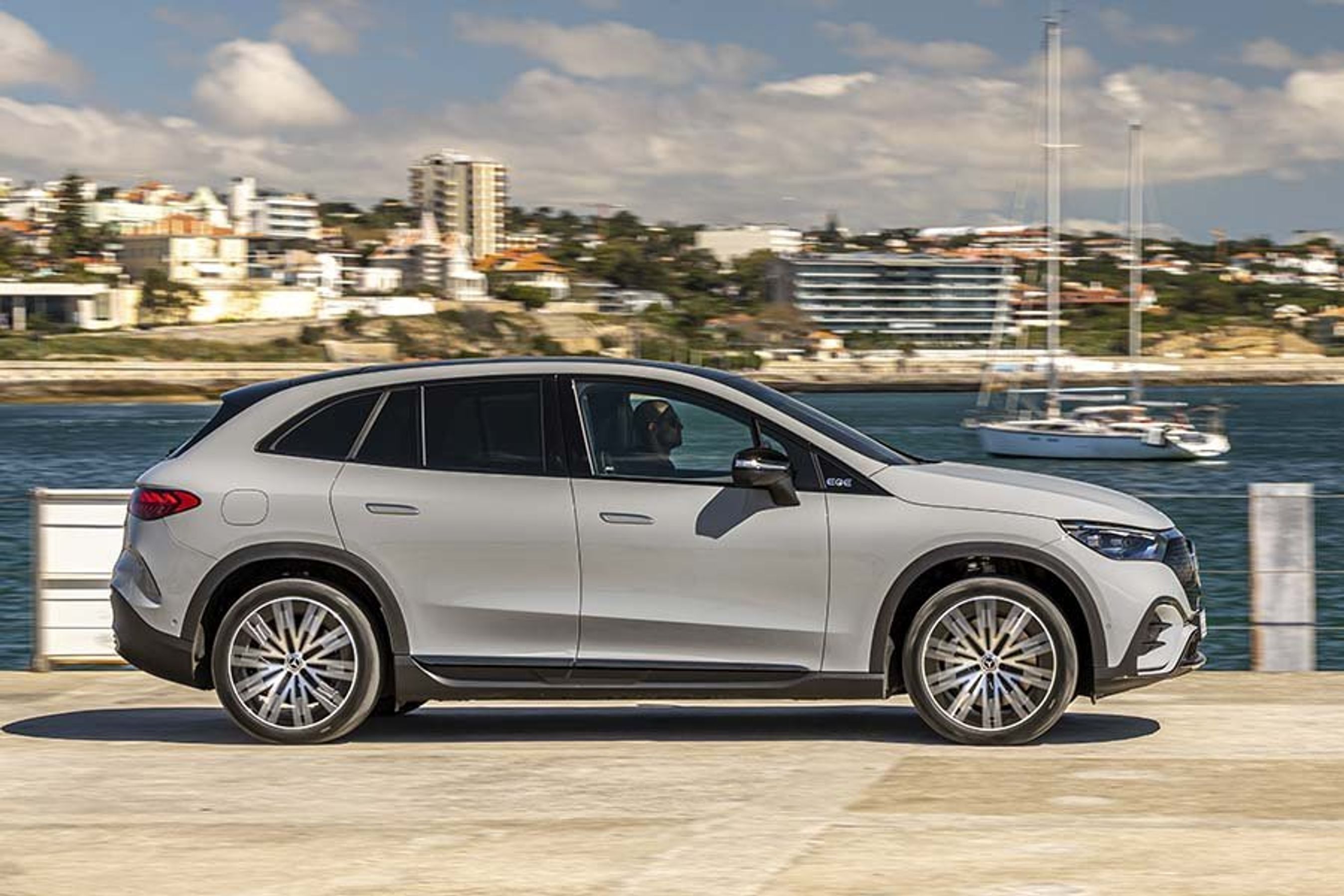 Mercedes EQE SUV holder på en havn