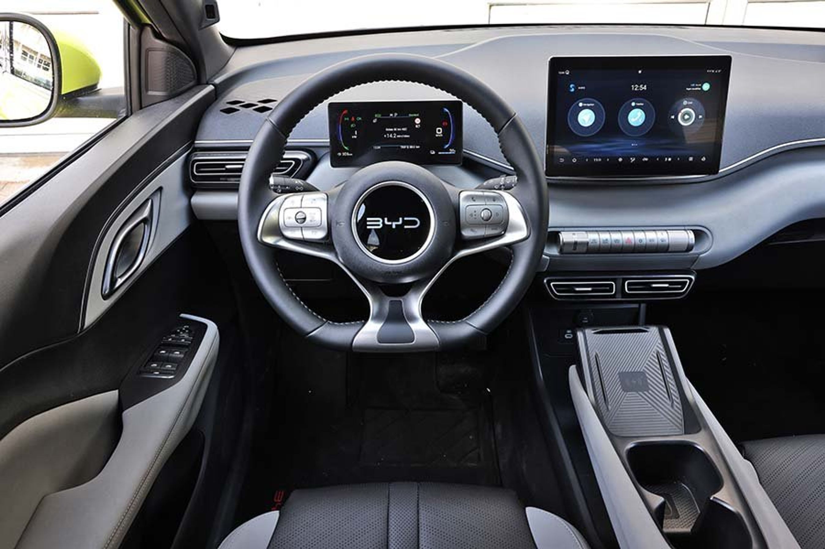 Førerpladsen i en BYD Dolphin Surf