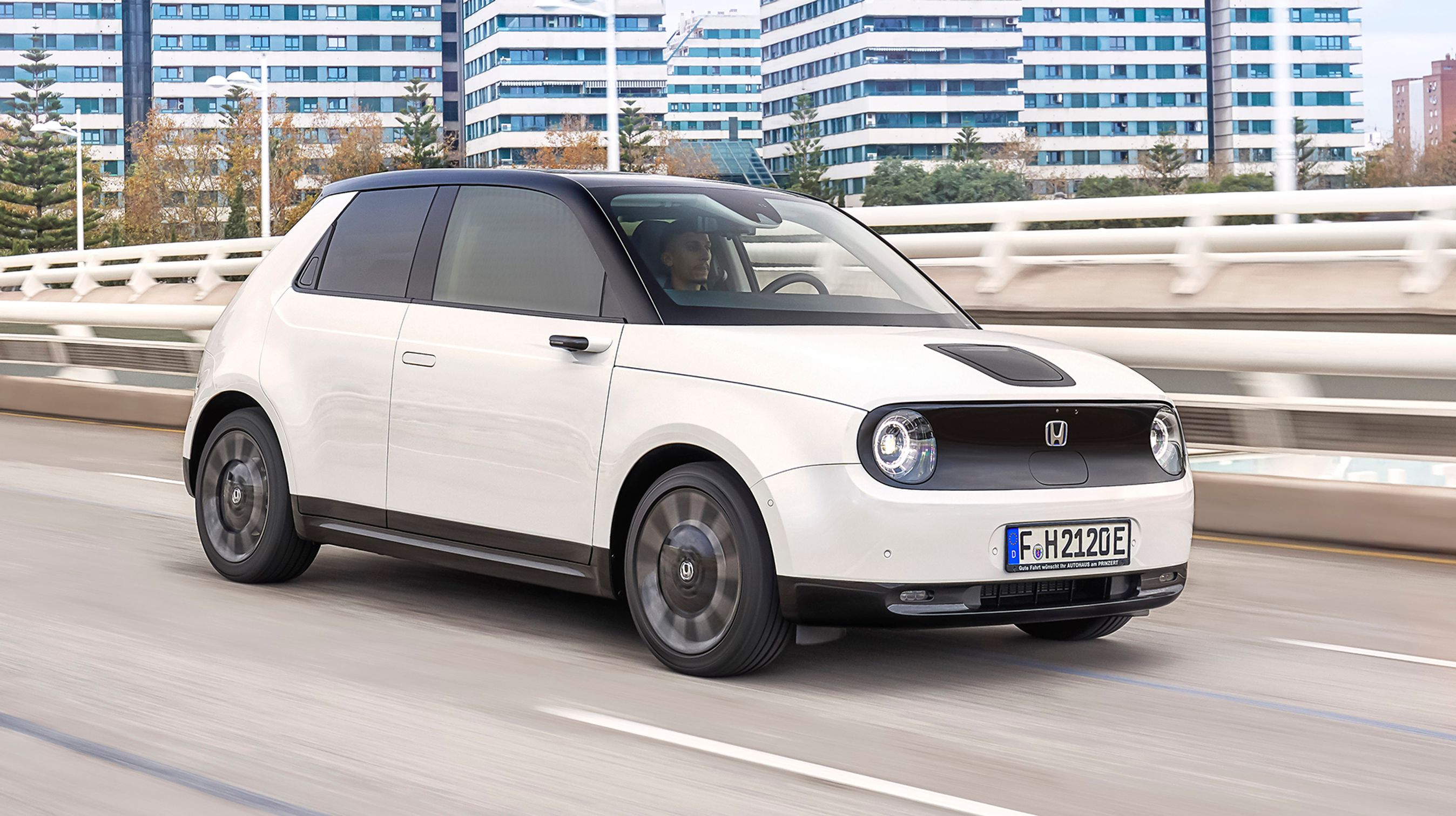 Honda e er en elbil, der er beregnet til bykørsel. Den rummer fire personer og kan køre op til 222 km på en opladning. Prisen begynder ved 277.100 kr.