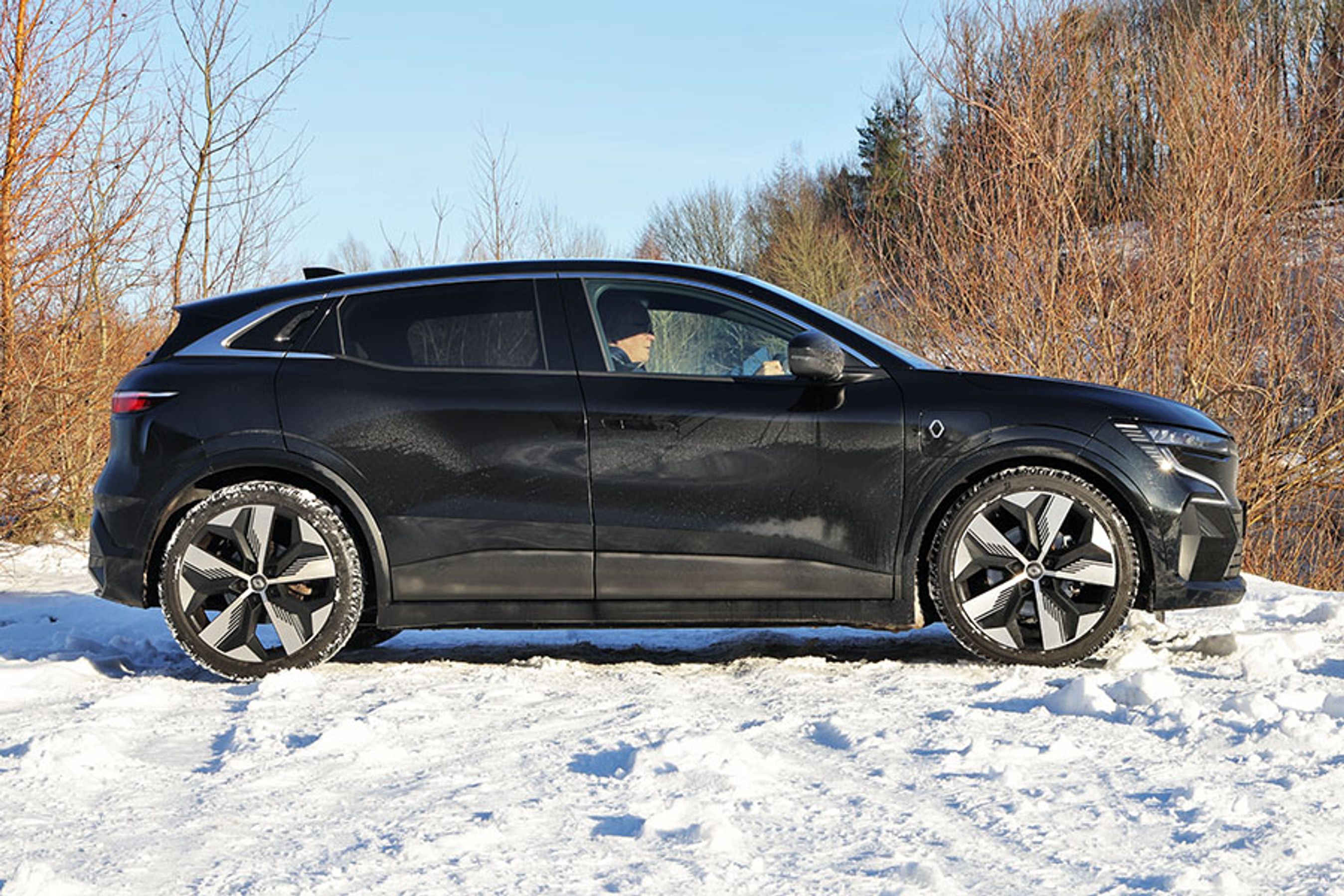 Med til det flotte design hører store fælge, og på Techno-versionen er de helt oppe på 20-tommer. De giver en lidt fastere affjedring, samtidig med at den styrer mere sportsligt. 