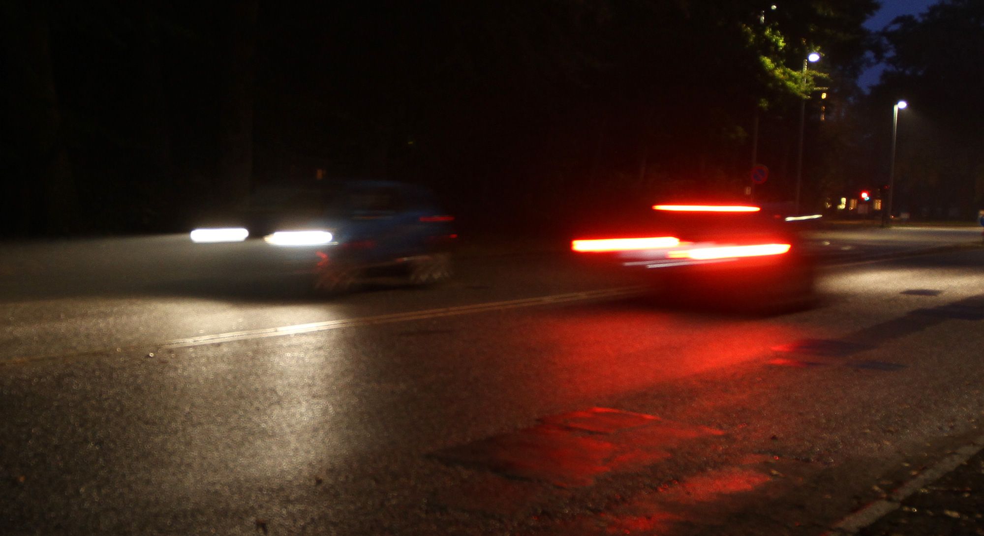 Lygter på biler lyser i mørke
