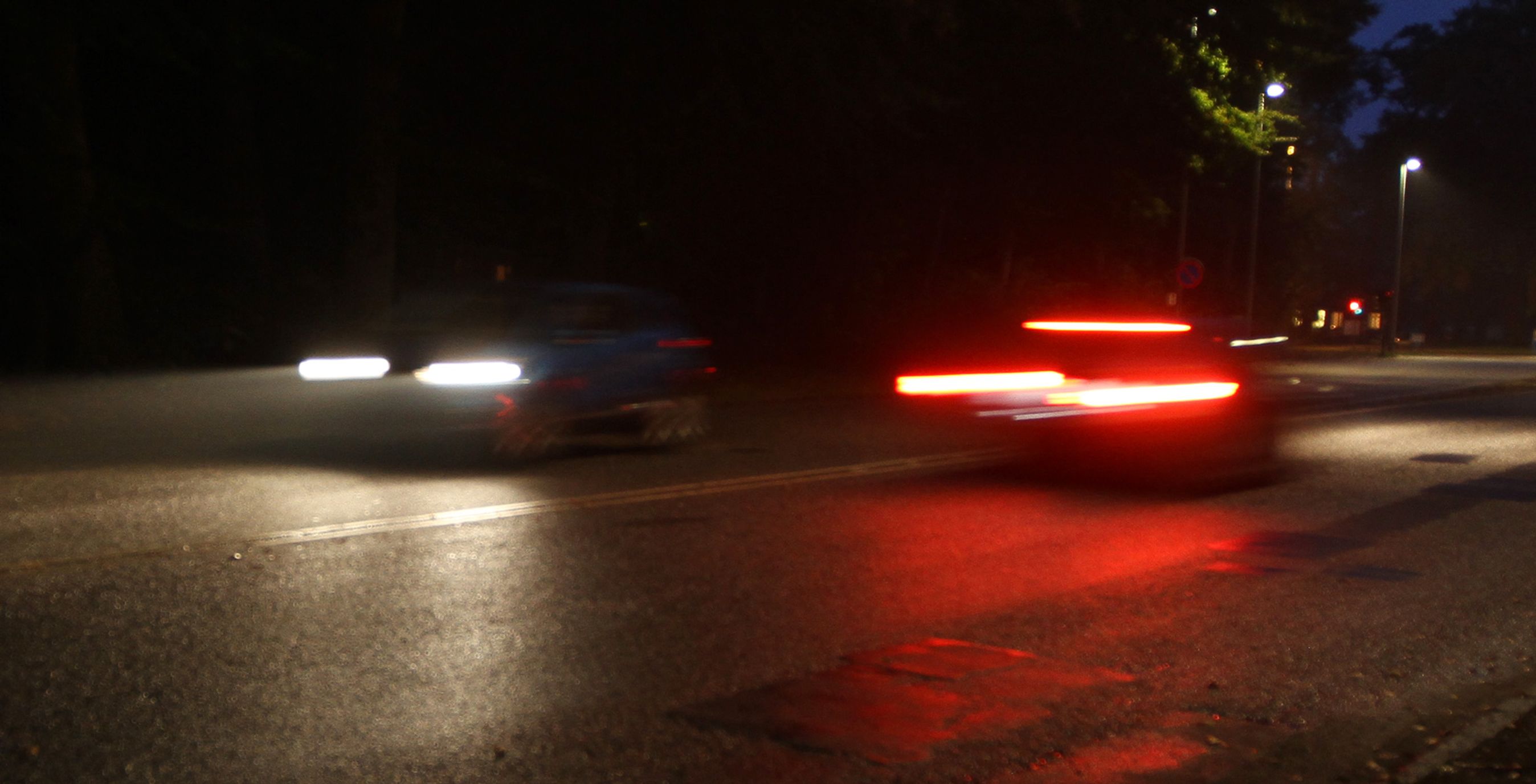 Lygter på biler lyser i mørke