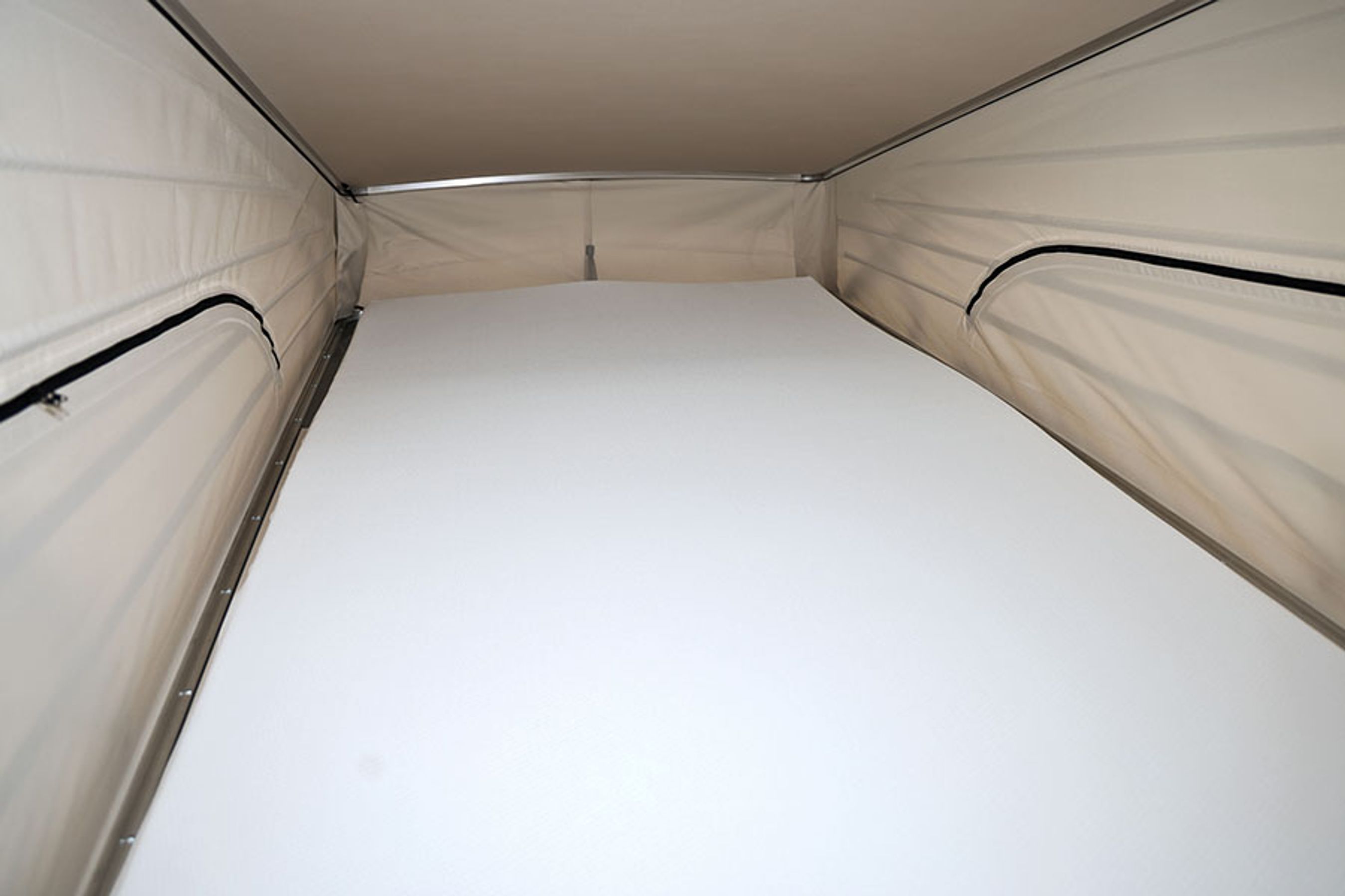 Foroven er der en seng på 205x113 cm. Der er en udmærket madras, der er placeret på en lang række mindre plastfjedre. Der er mulighed for at åbne vinduerne med indbygget fluenet.