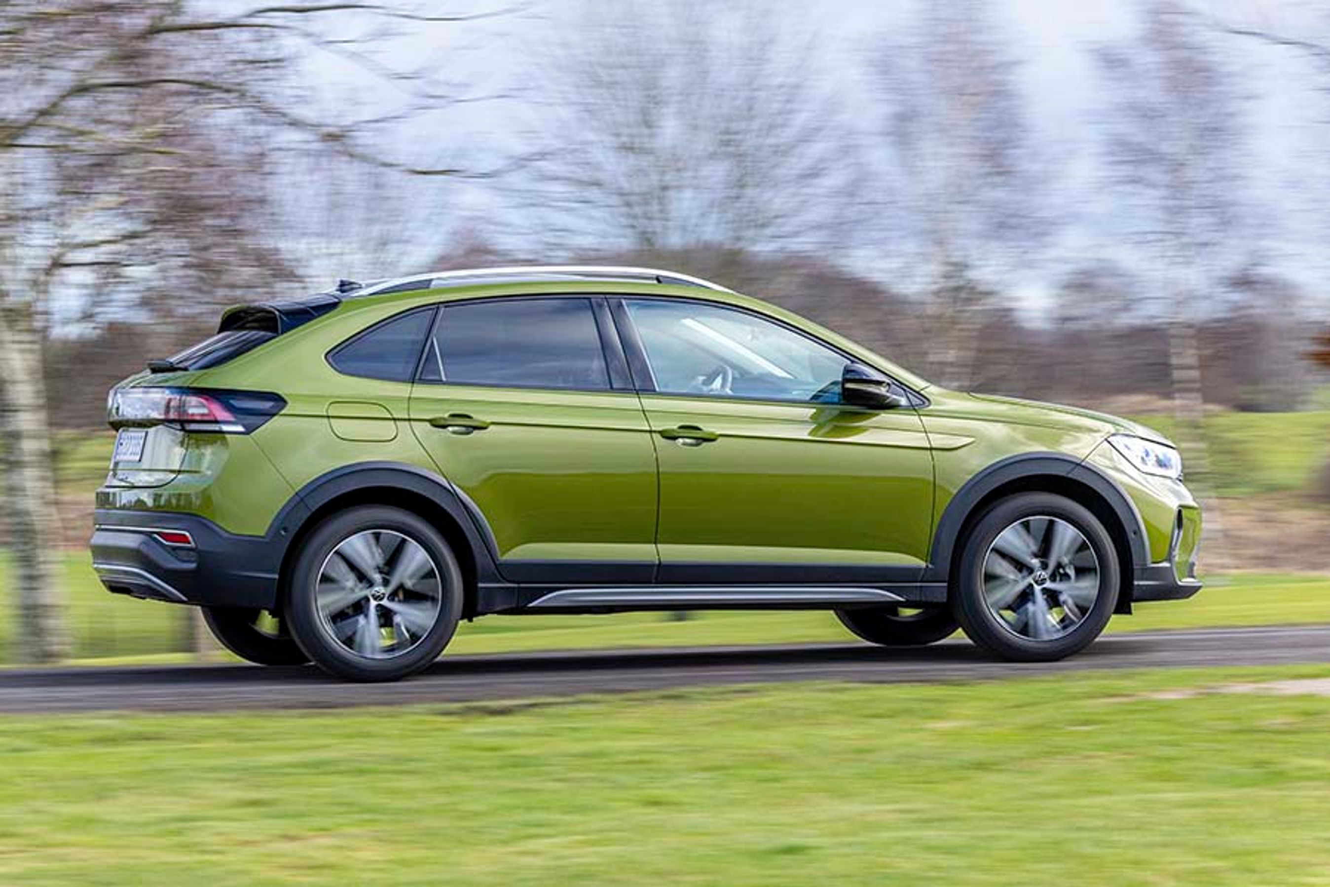 Plastkanterne rundt om hjulene skal give Taigo et SUV-look, men ellers er designet meget tilforladeligt, næsten kedeligt. I grøn spræller den lidt, men i grå falmer den. 