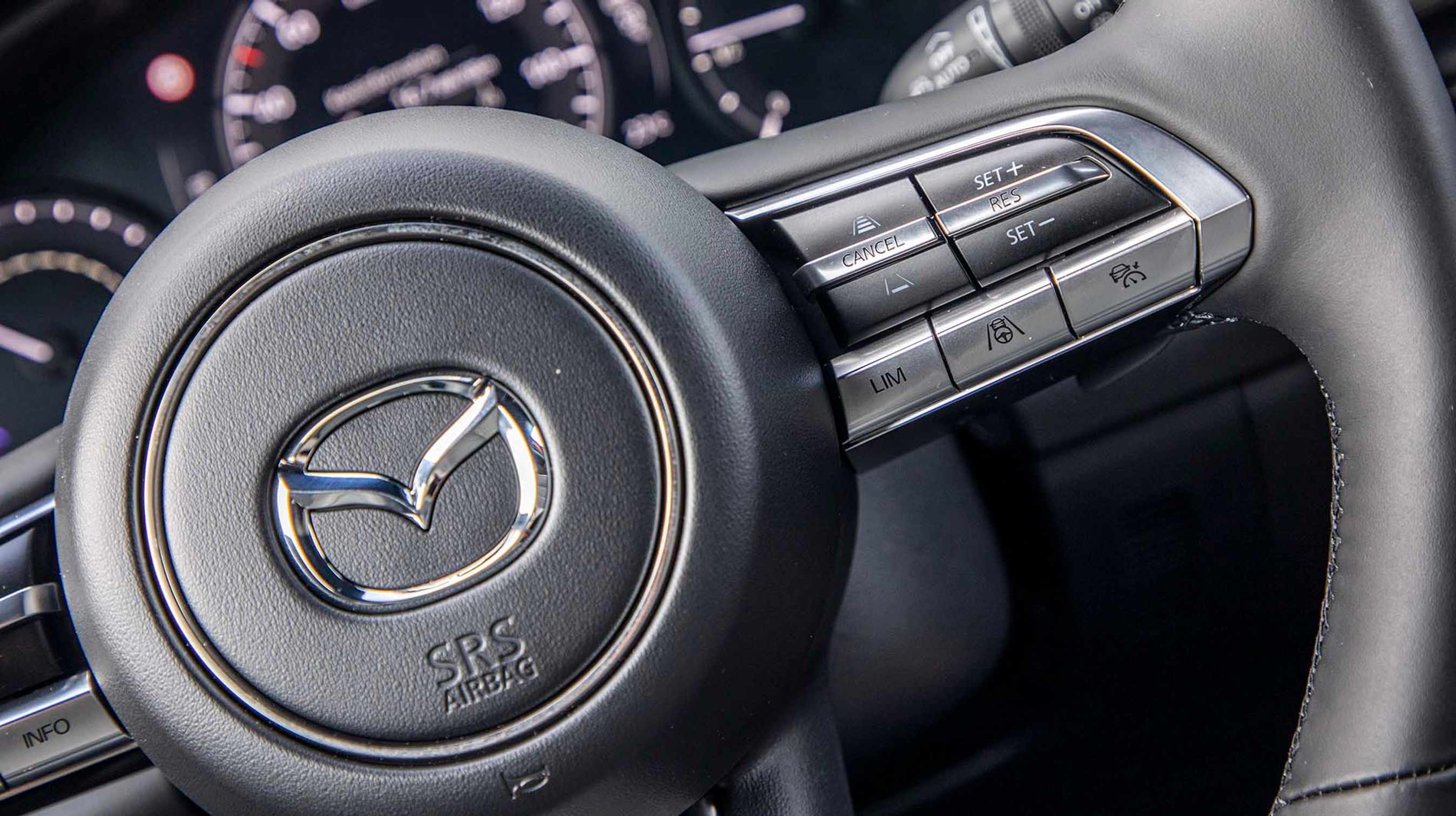 Den adaptive fartpilot kan styres fra rattet.