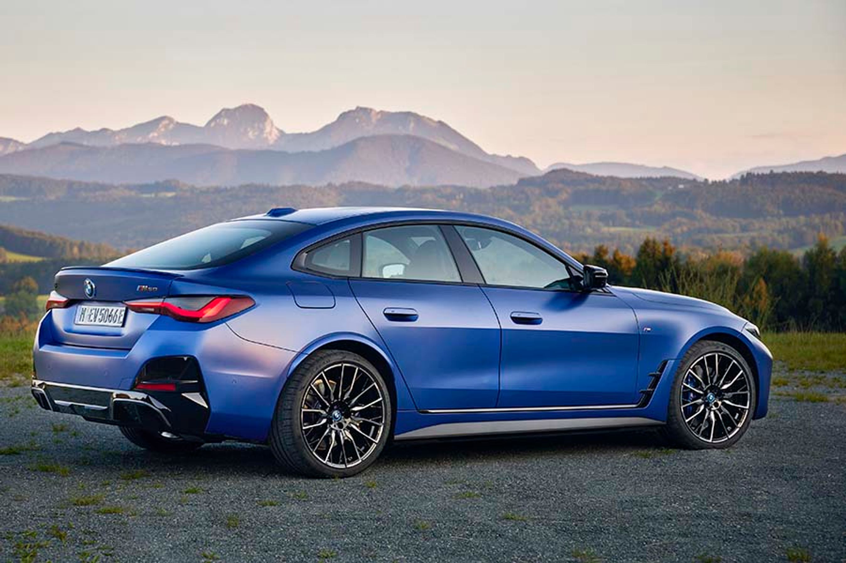 Også bagfra er det svært at se forskel på en 4-serie Gran Coupé og i4.