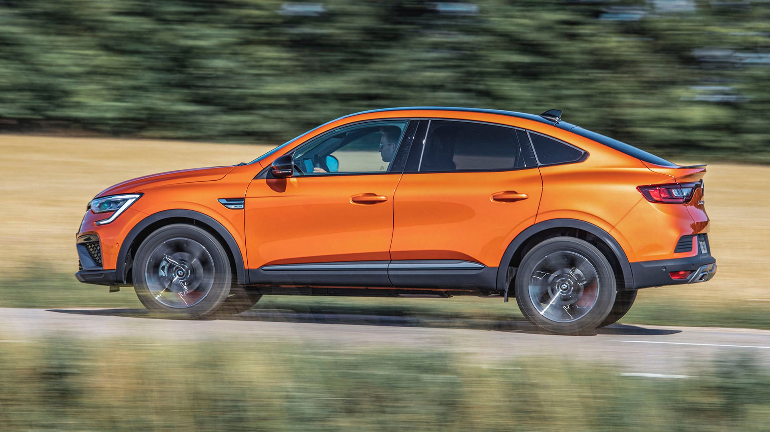 Arkana er bygget på samme platform som bl.a. Clio og Captur, men er med sine udvendige mål krøbet op i mellemklassen. Bilen fås kun i denne ene karrosseri-udgave.