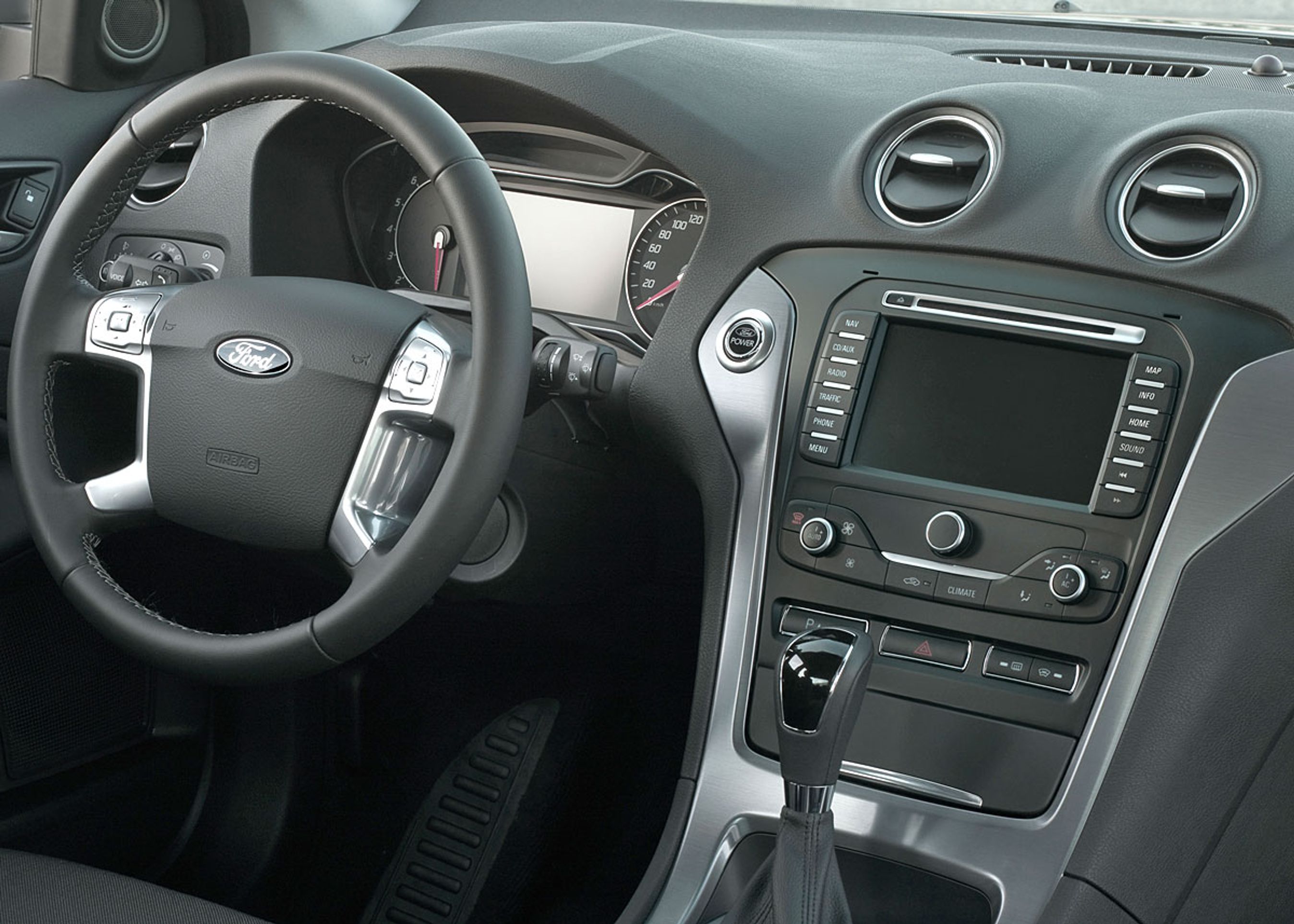 Førerpladsen har fået en opgradering med bedre materialer.