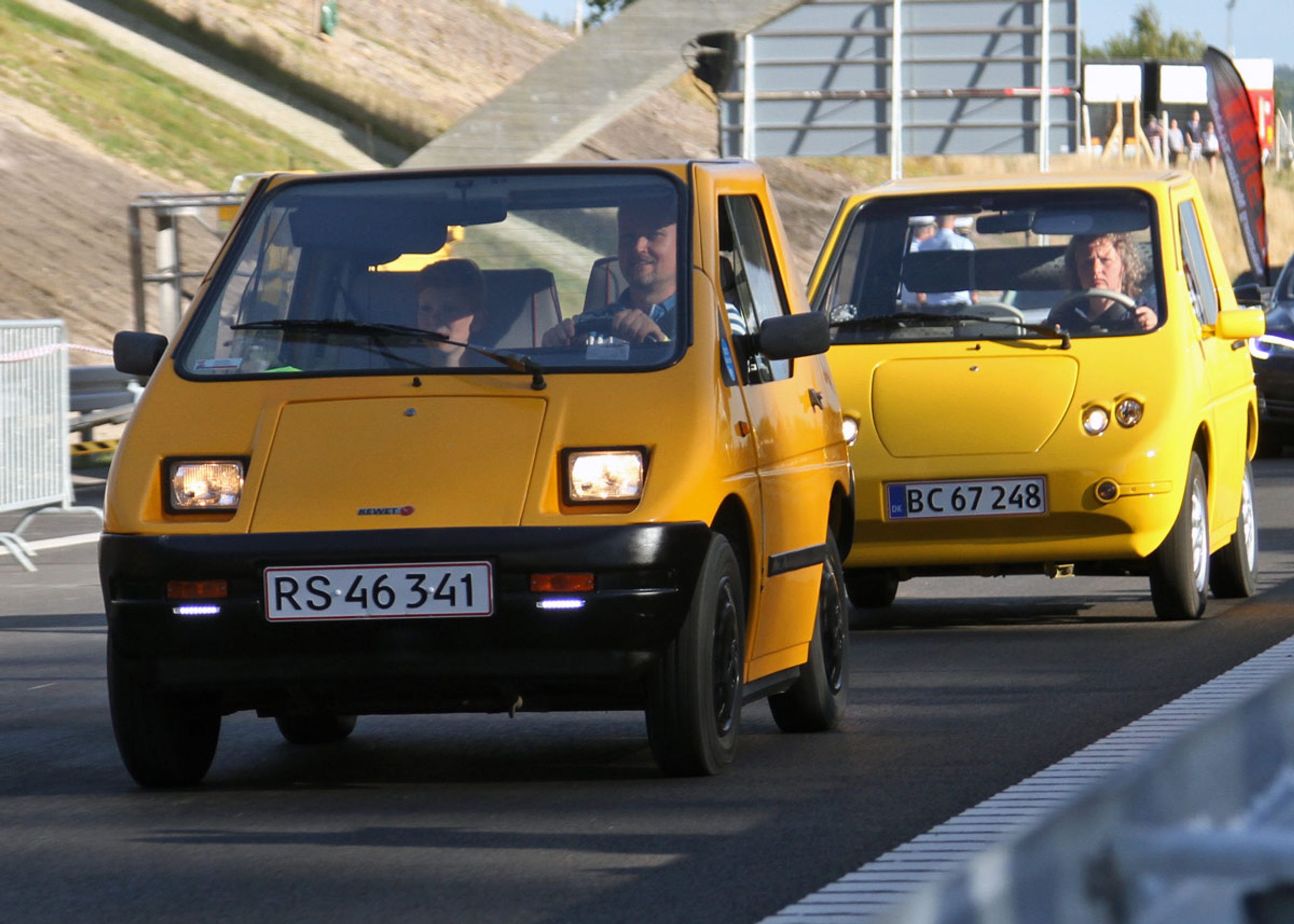 Den gamle danske elbil, Kewet, var med på festdage, her forfulgt af en Buddy.