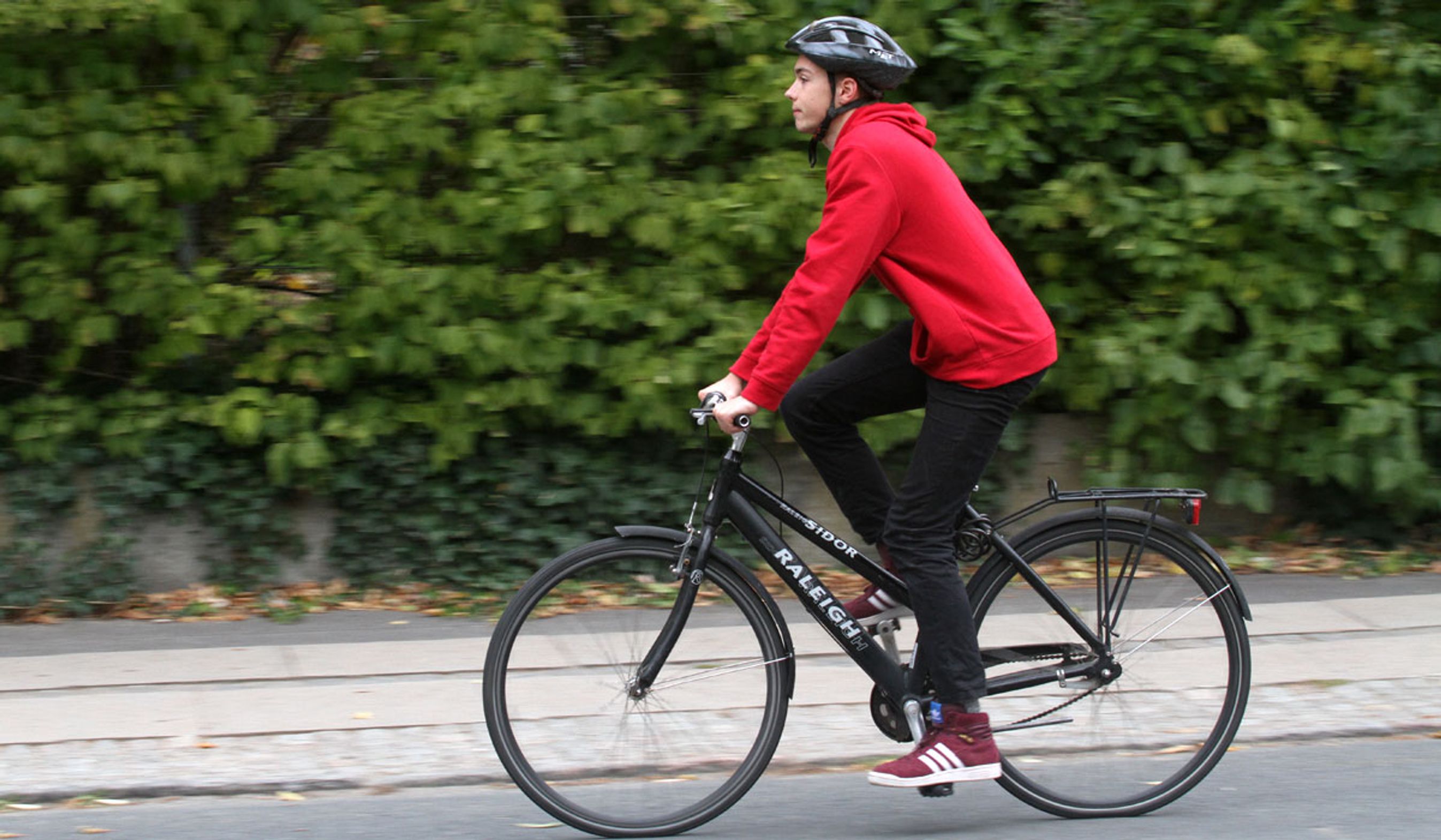 De større børn er meget modvillige til at tage hjelmen, men brugen af cykelhjelm blandt børn over 12 år er steget markant. Nu skal kampagne skubbe brugen endnnu højere op. Foto: Torben Arent