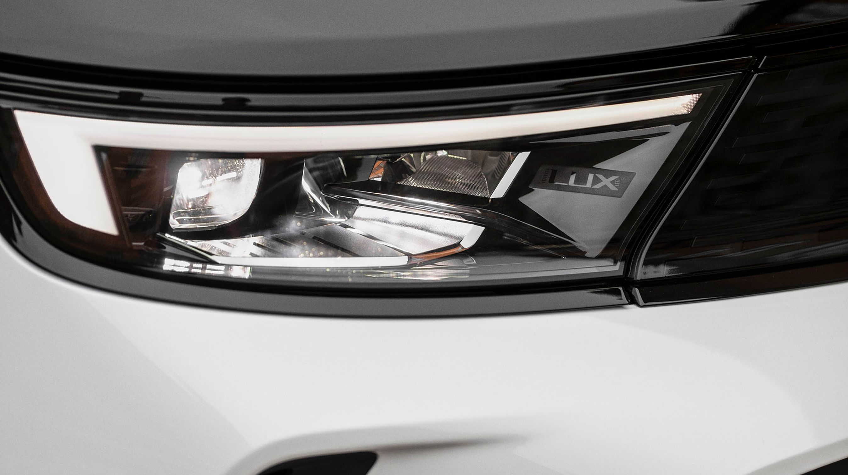 Elbilen Mokka-e har som standard IntelliLux LED® matrix lygter, der består af i alt 14 enheder. Denne lygtetype fås ikke til benzin- og dieseludgaverne.