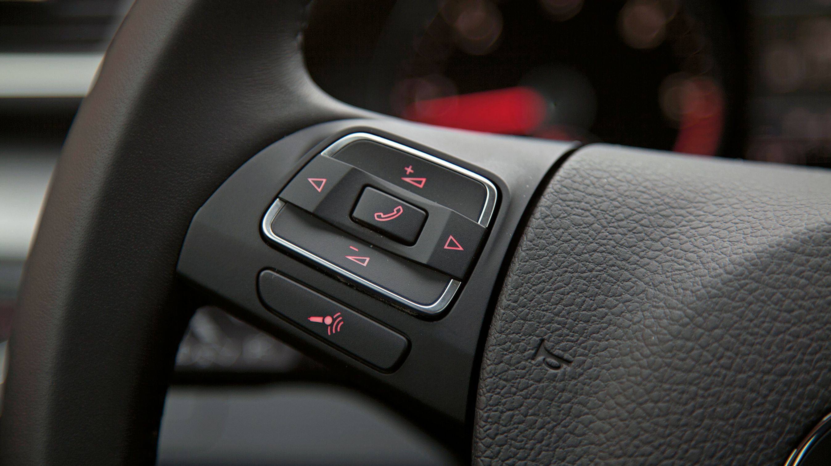 Multifunktions-læderrat er med i DK-pakken. Bluetooth koster ekstra.