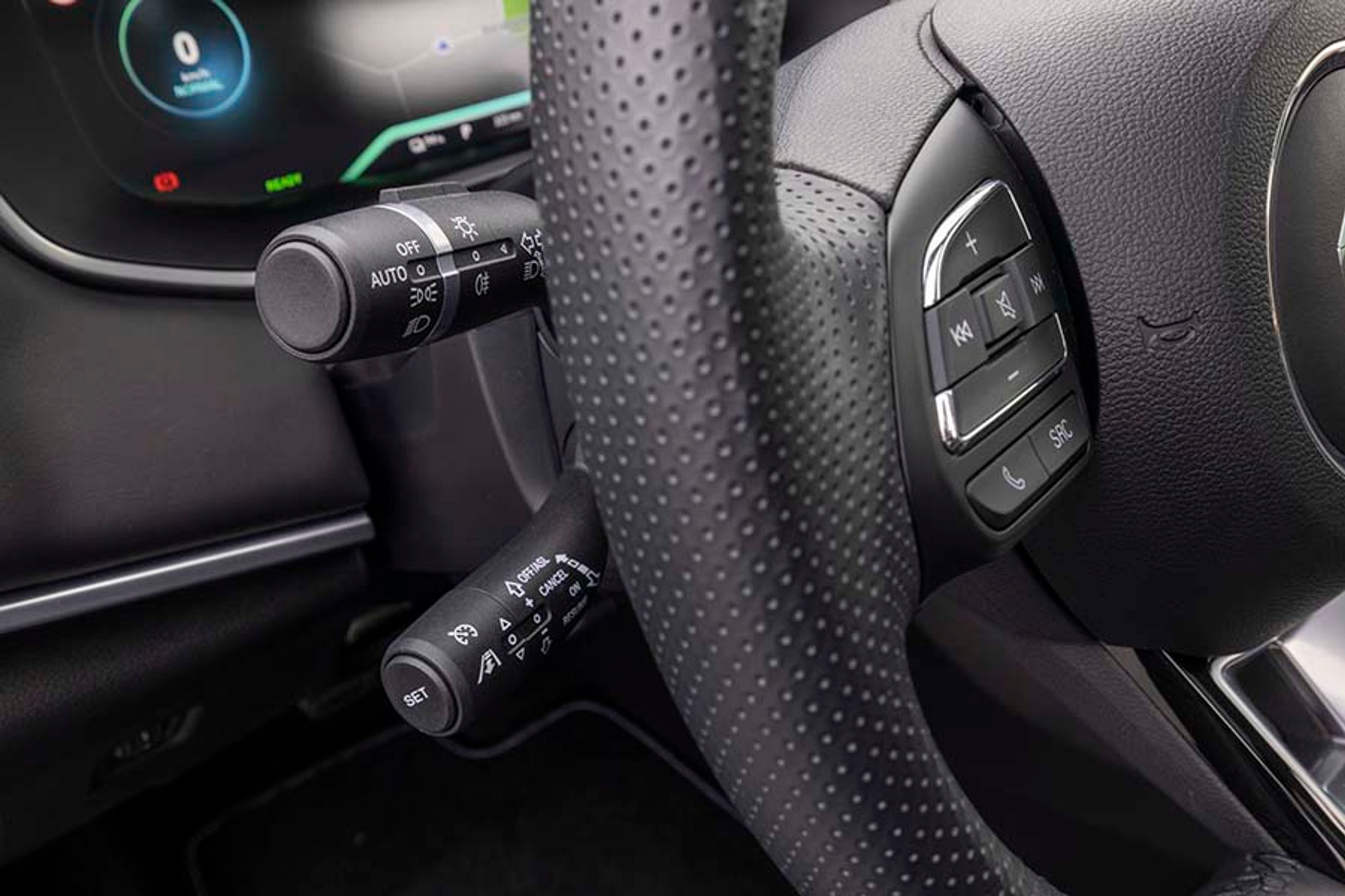 Fartpiloten styres med en stilk bag rattet.