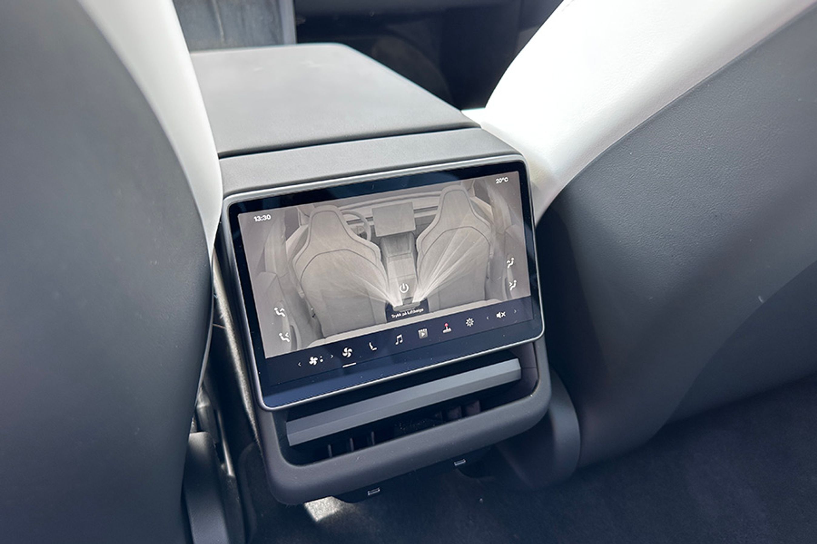 Mellem forsæderne er der en skærm til bagsædets passagerer. Herfra kan man styre klimaanlægget, men man har også adgang til musikanlægget og mange af de andre funktioner i bilen.