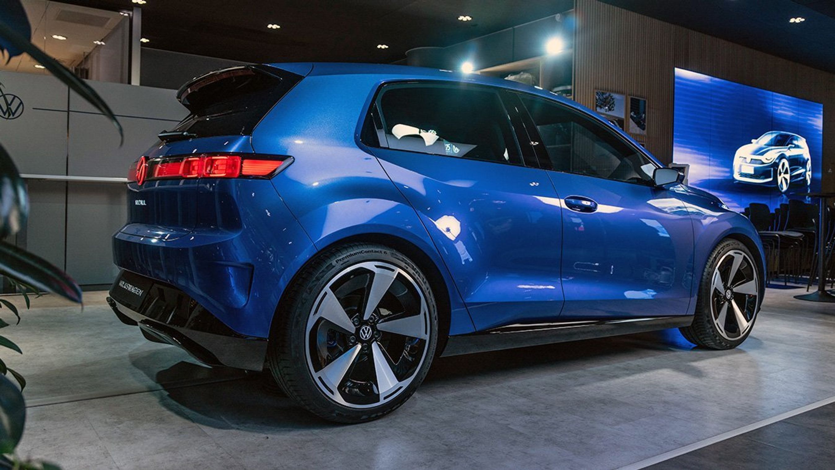 VW ID2 i blå set bagfra.