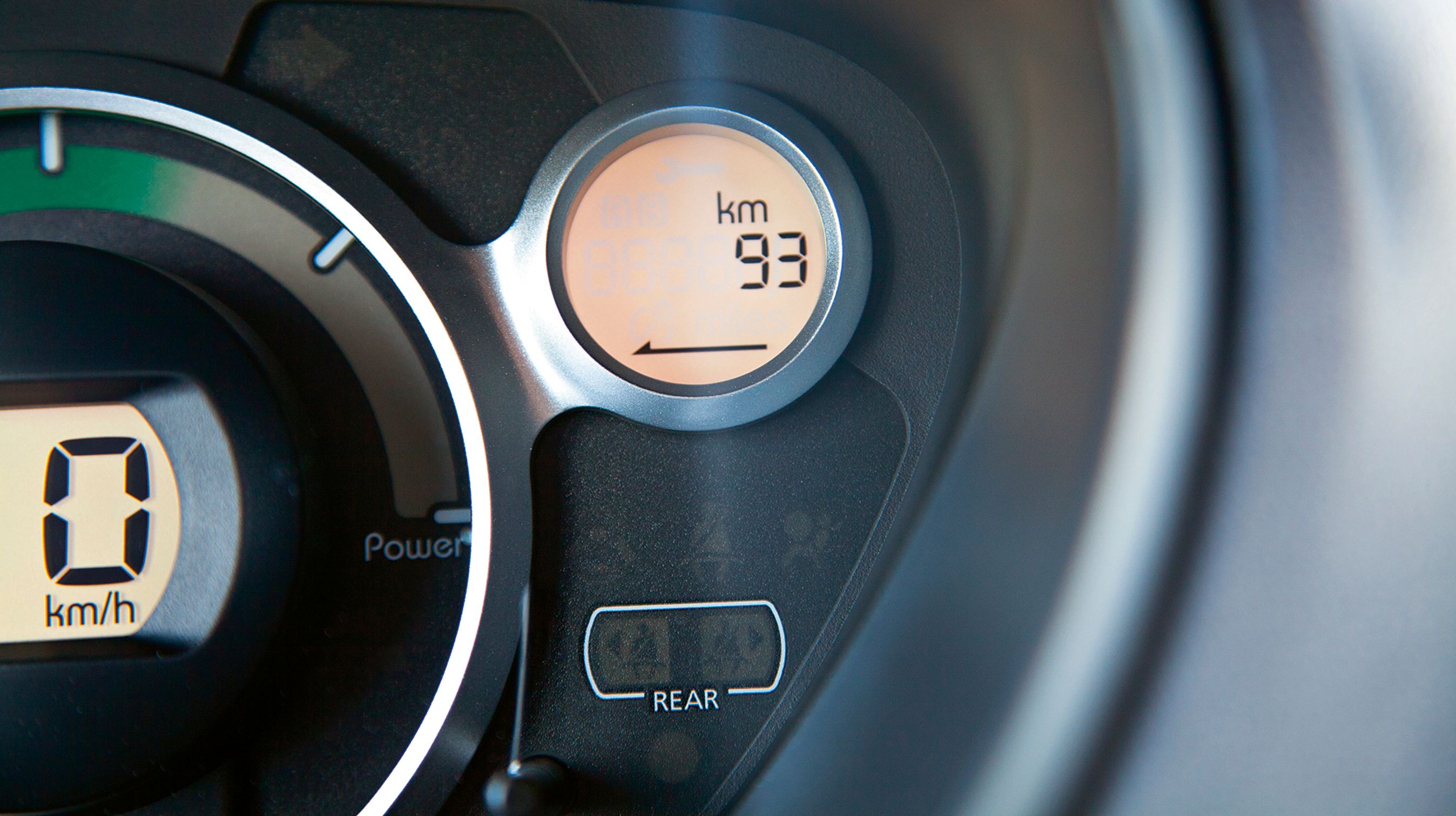 Et lille display viser løbende den resterende rækkevidde i km.