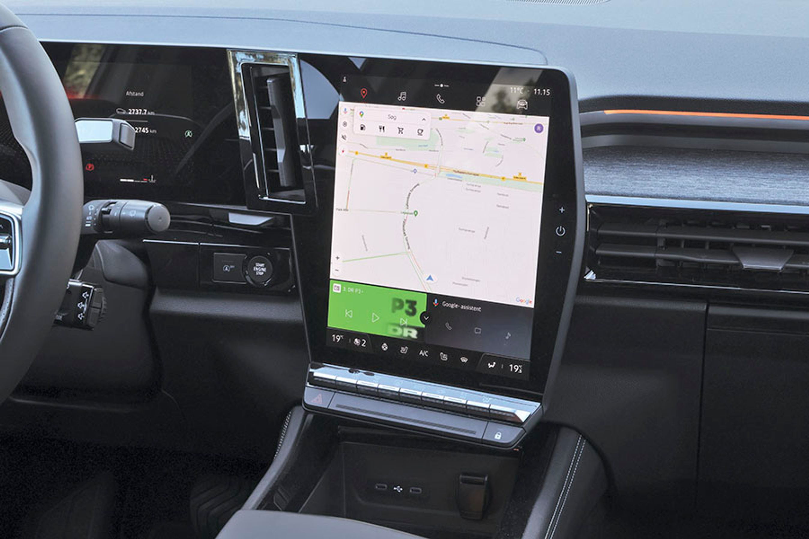 Den store skærm i midten rummer bl.a. Google navigationsanlæg, og det er med indbygget taleassistent, der meget flot forstår dansk og taler dansk. 