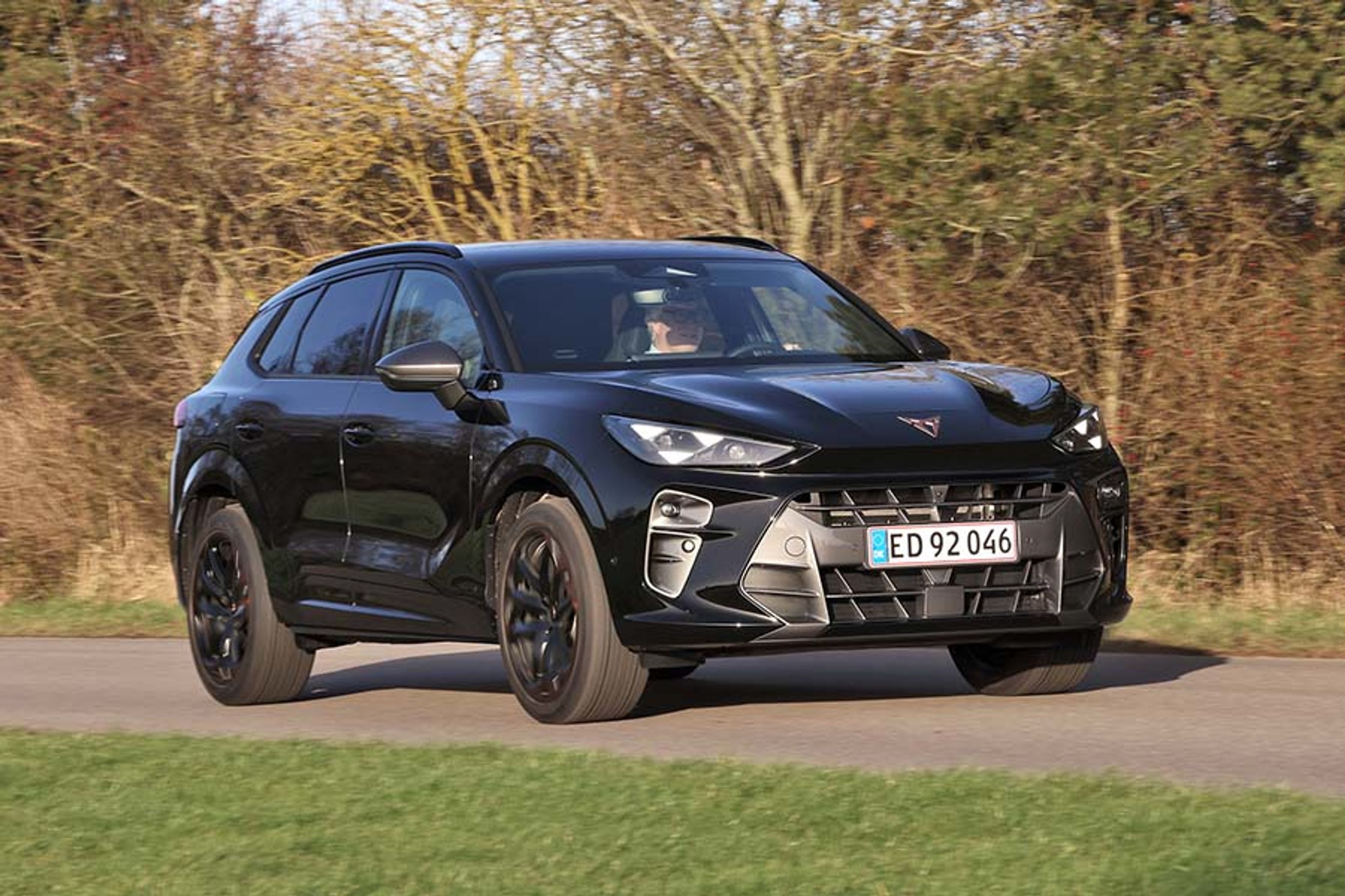 Cupra Terramar er en flot og stor SUV med enten benzinmotor eller med både benzinmotor og elmotor i en særlig plugin-hybrid-udgave. Priserne begynder ved 515.000 kr., og denne VZ-version koster fra 605.000 kr.