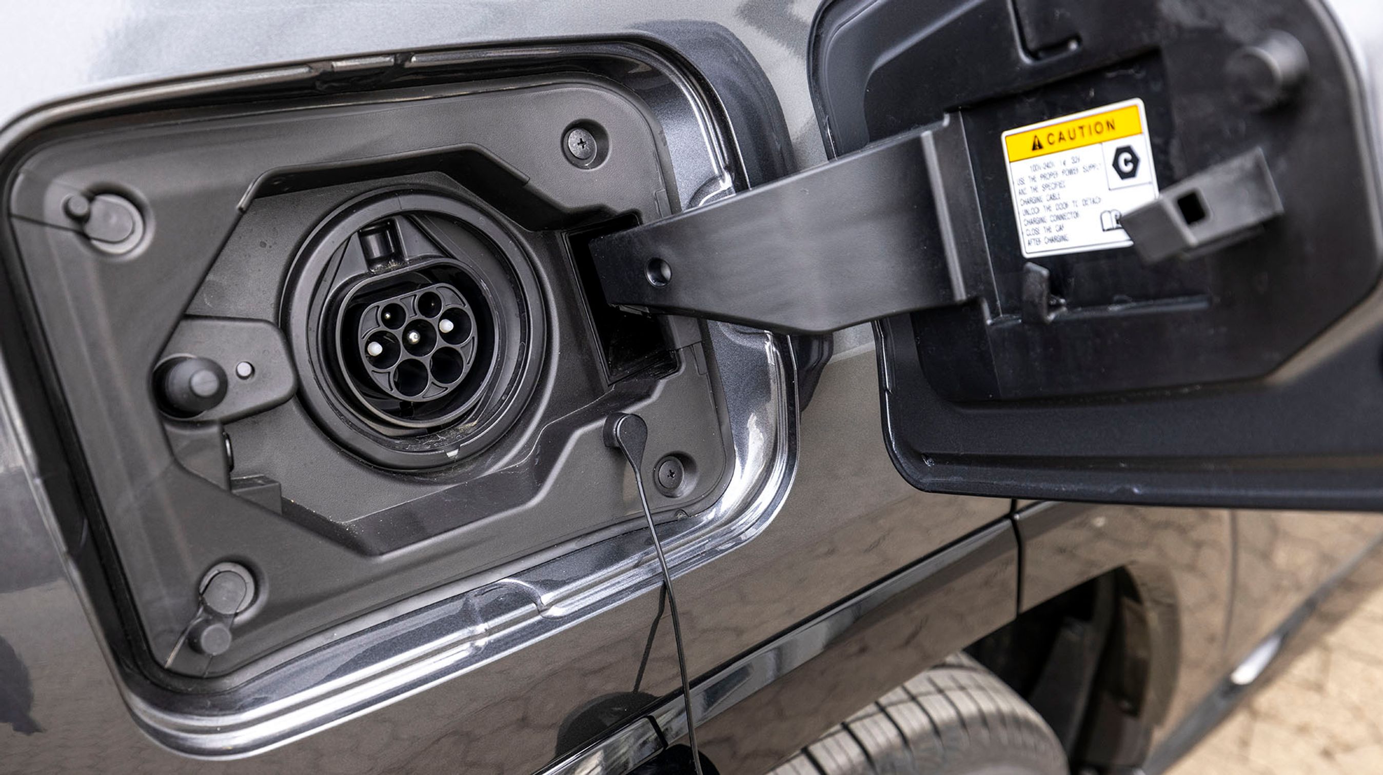 Ladestikket er placeret ved højre baghjul og er et Type-2. Det er kun muligt at trække strøm fra en enkelt fase, og dermed kan man maksimalt lade med 3,7 kW. En irriterende plasticprop skal fjernes, hver gang man vil lade.