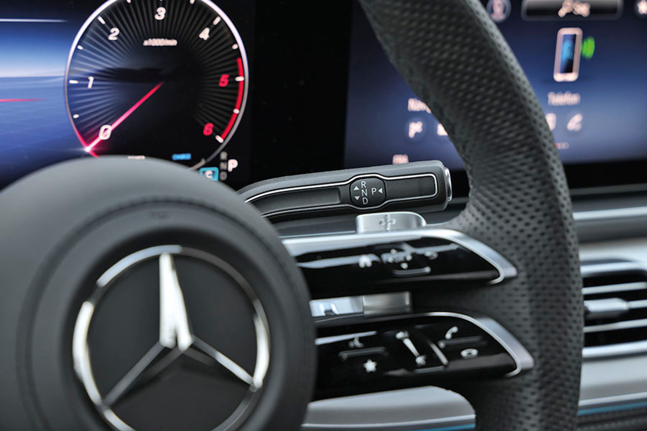 Gearvælgeren er logisk placeret bag rattet, og den er meget let at betjene under kørslen uden at man skal se på den samtidig. Det er godt!