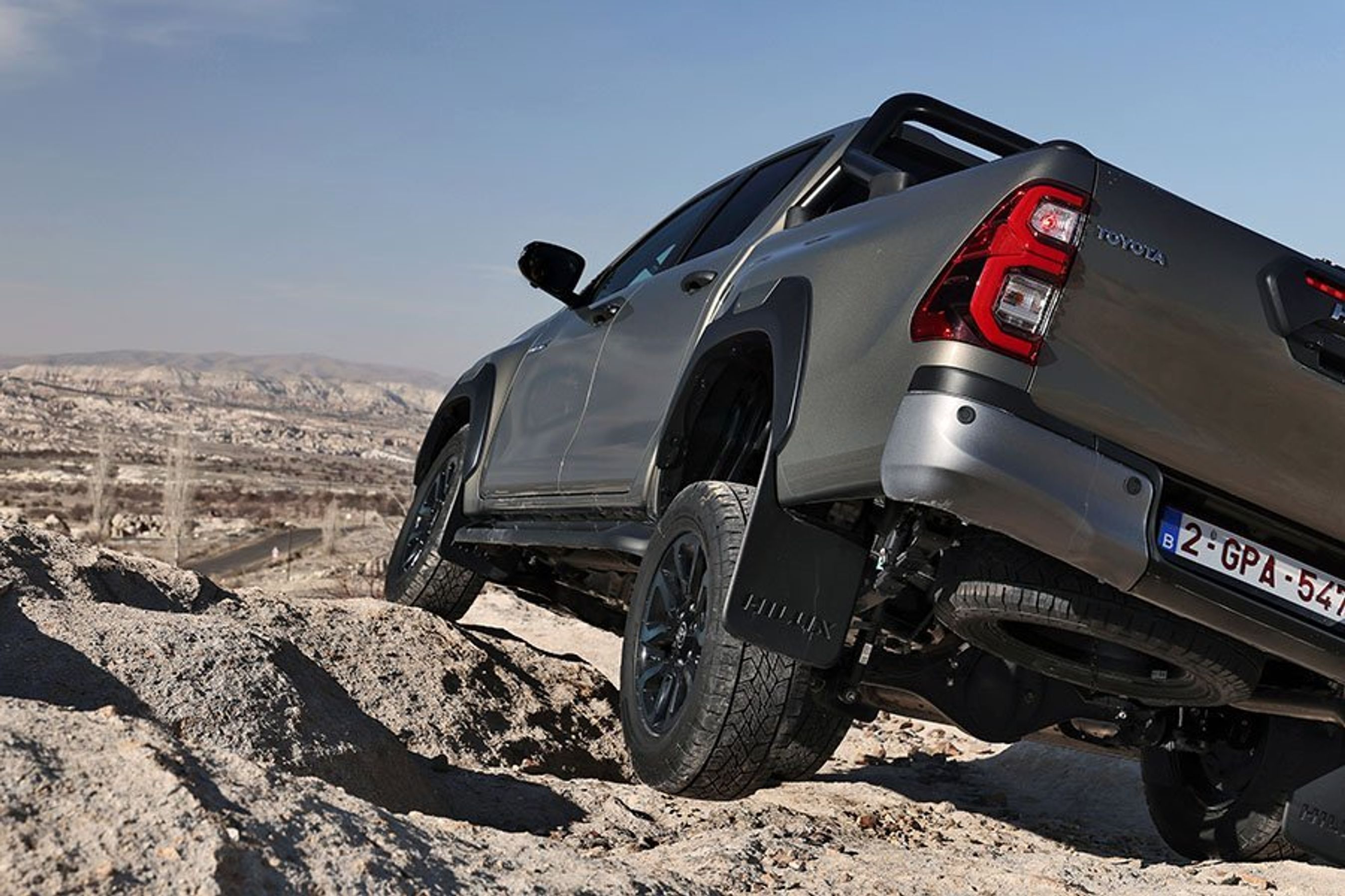 Baghjulet på en Toyota Hilux, der holder i vildt terræn