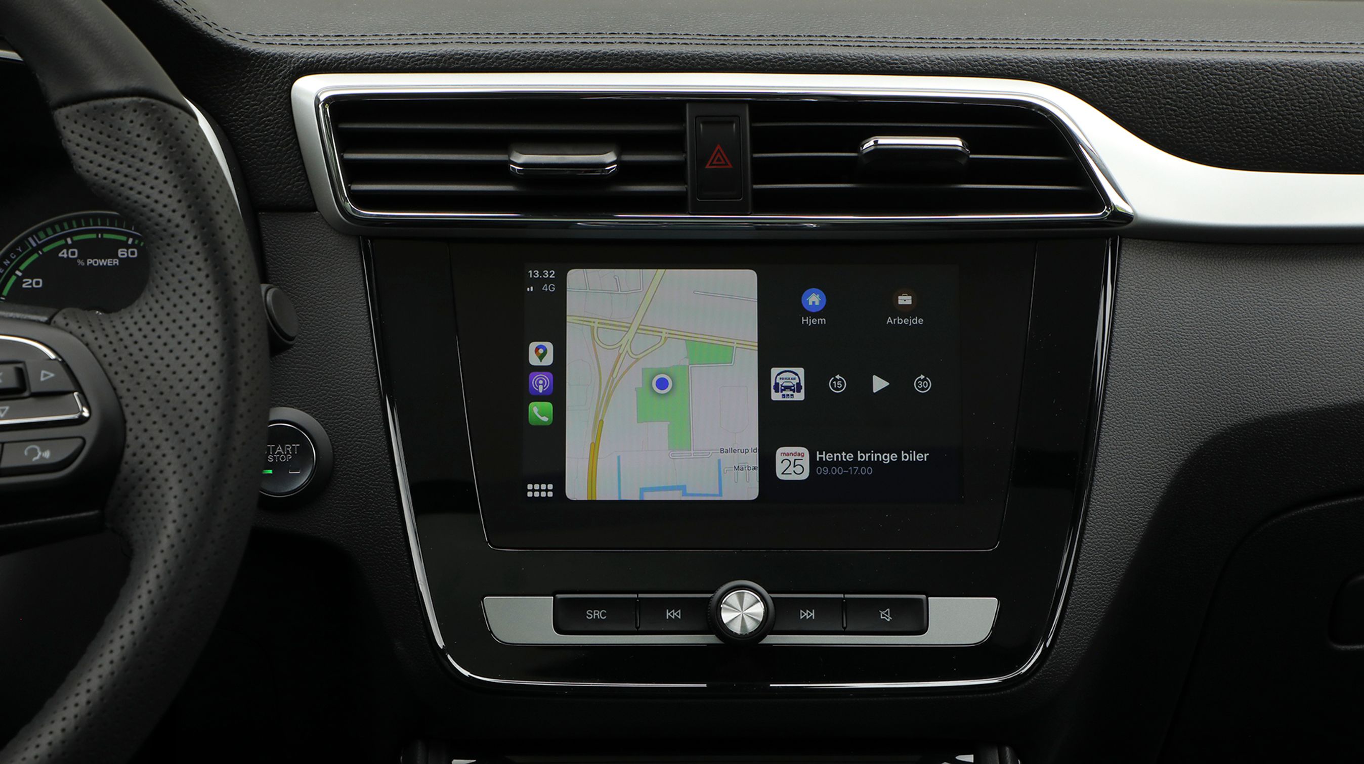 Den store skærm indeholder bl.a. Apple CarPlay, men har også eget navigationsanlæg. Men skærmen er ikke hurtig, når man vil skifte skærmbillede.