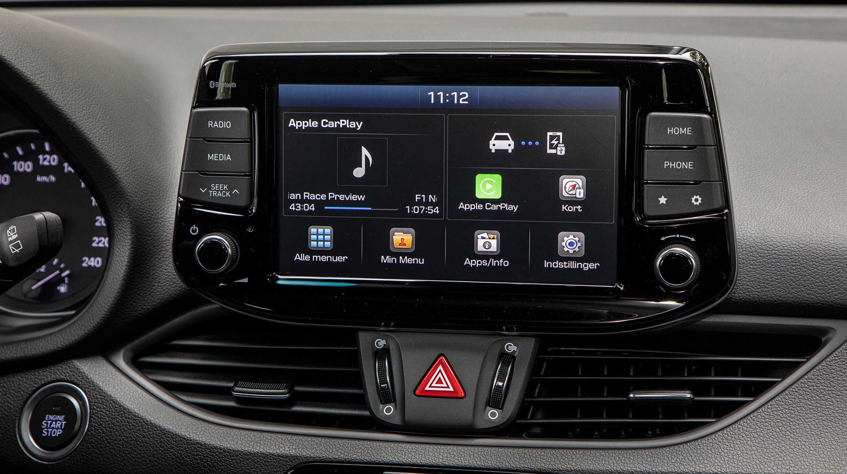 8”-skærmen er højt placeret og let at betjene i kombination med de fysiske knapper på siden. Apple CarPlay er standard, men vil du have Hyundais navigation, koster kortet 5.000 kr. med ti års opdateringer. En overvejelse værd. 