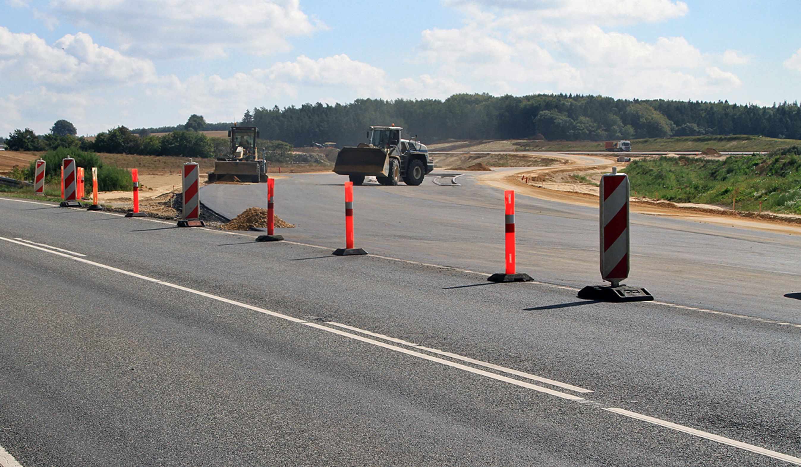 Den midlertidige vej fra den nuværende landevej til motorvejens afslutning er næsten færdig.