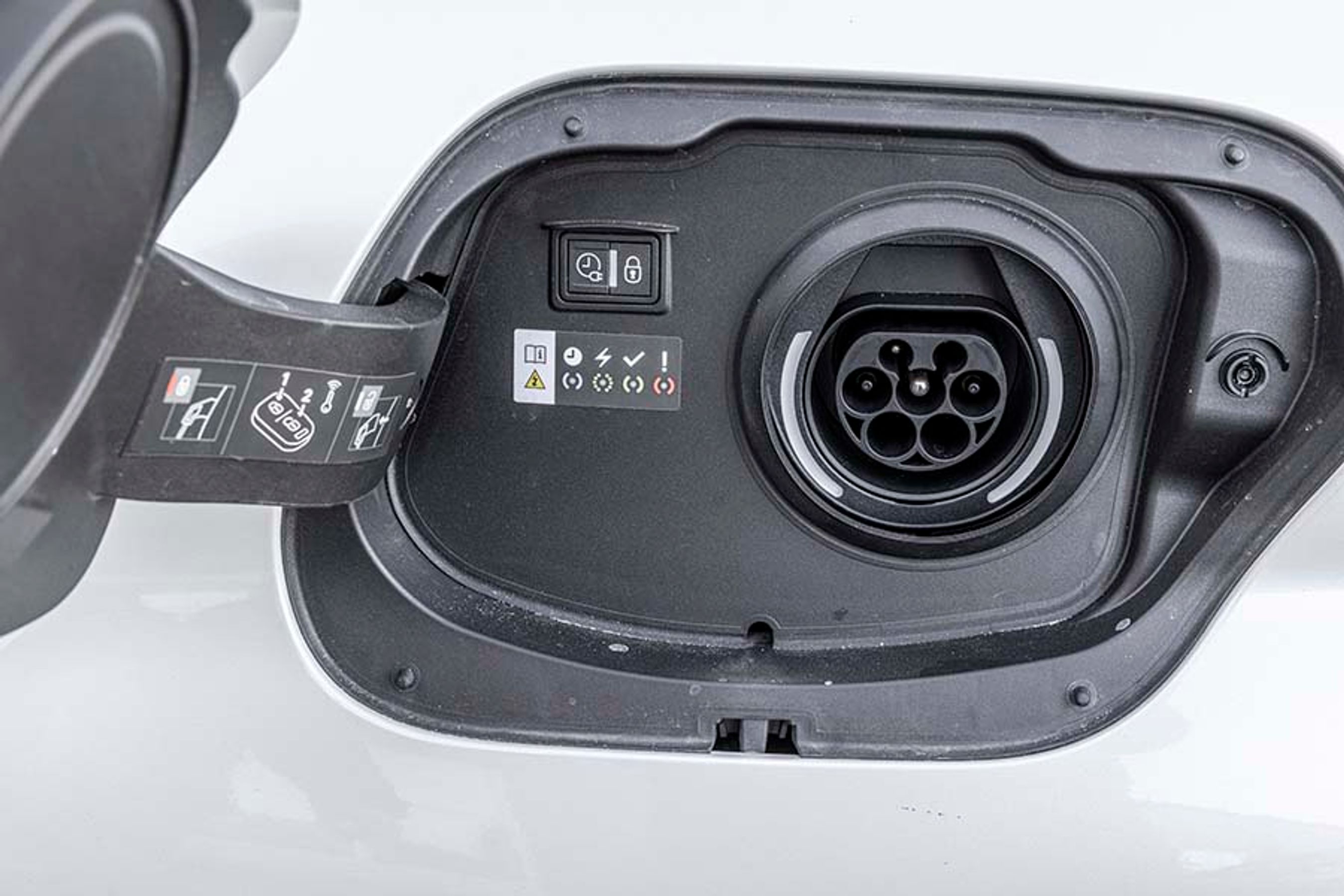 Ladestikket er placeret ved venstre baghjul. Der er indbygget pakning i klappen, så man slipper for at fjerne en prop, hver gang man skal lade. Der er desuden knap til indbygget timer. Bilen kan oplade batteriet på ca. 4 timer med strøm fra en fase.