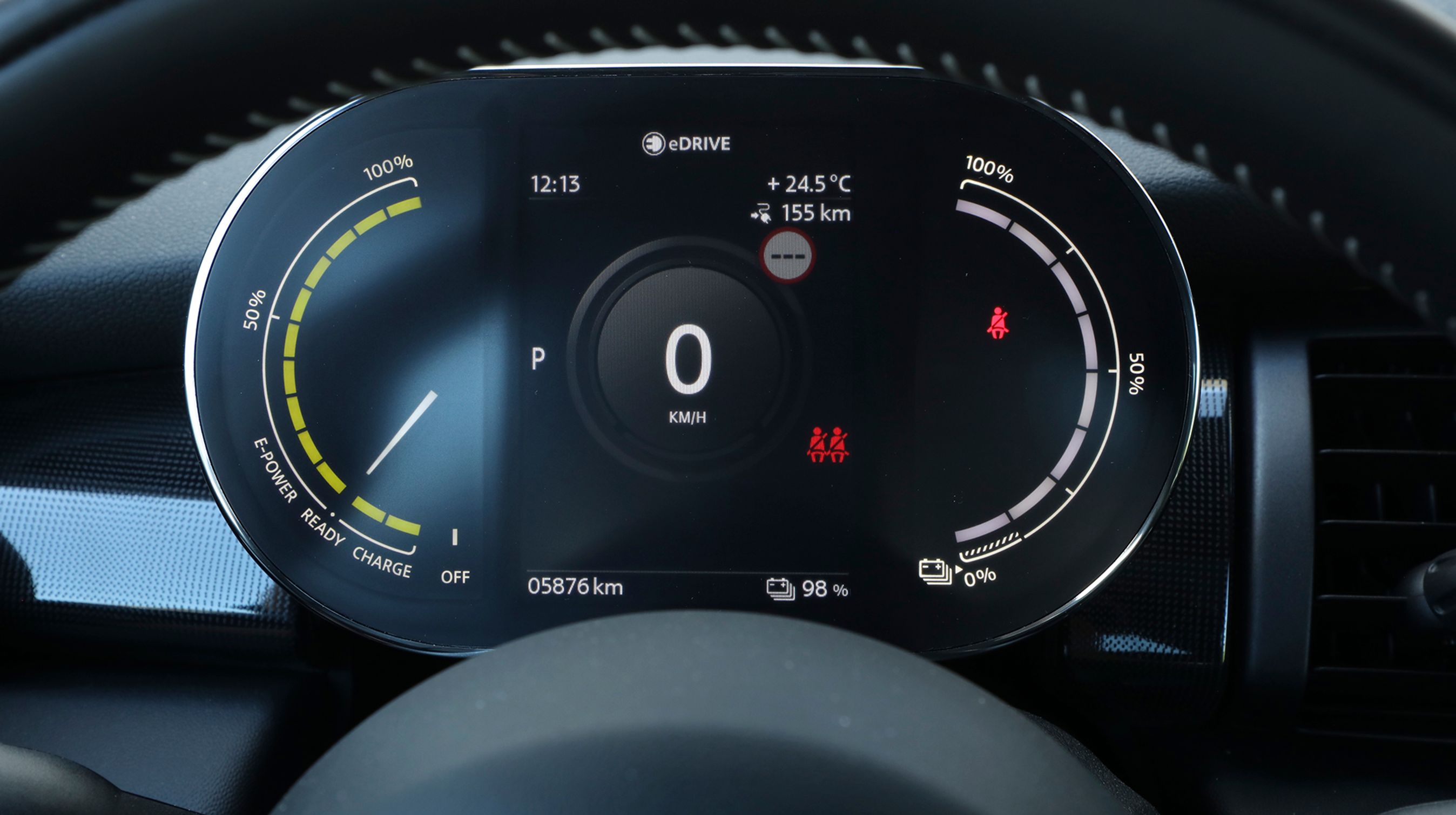 Skærmen foran rattet er flot udformet i ikke-blændende materialer, og hastigheden vises med store typer i midten af det hele.