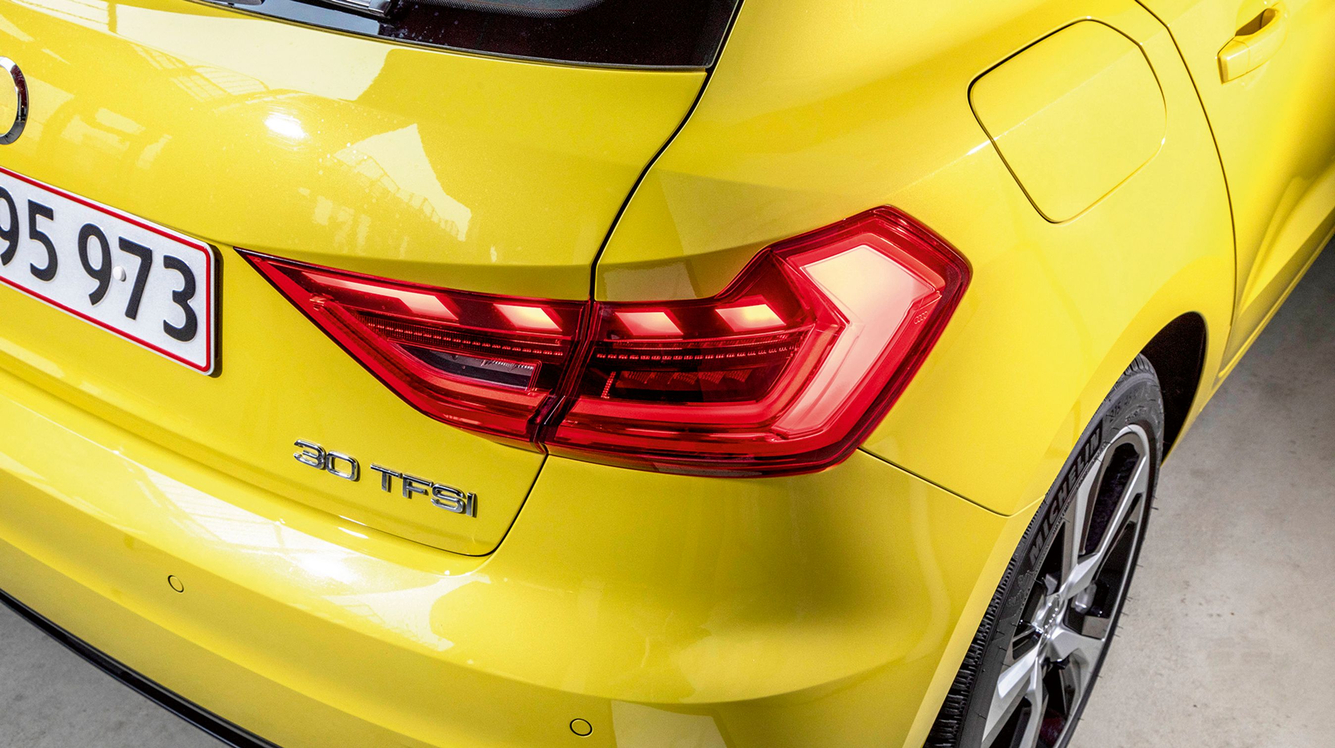 Baglygterne fås som her med LED-lys og integreret løbelys for blinklyset. Det bliver man glad af at se på.