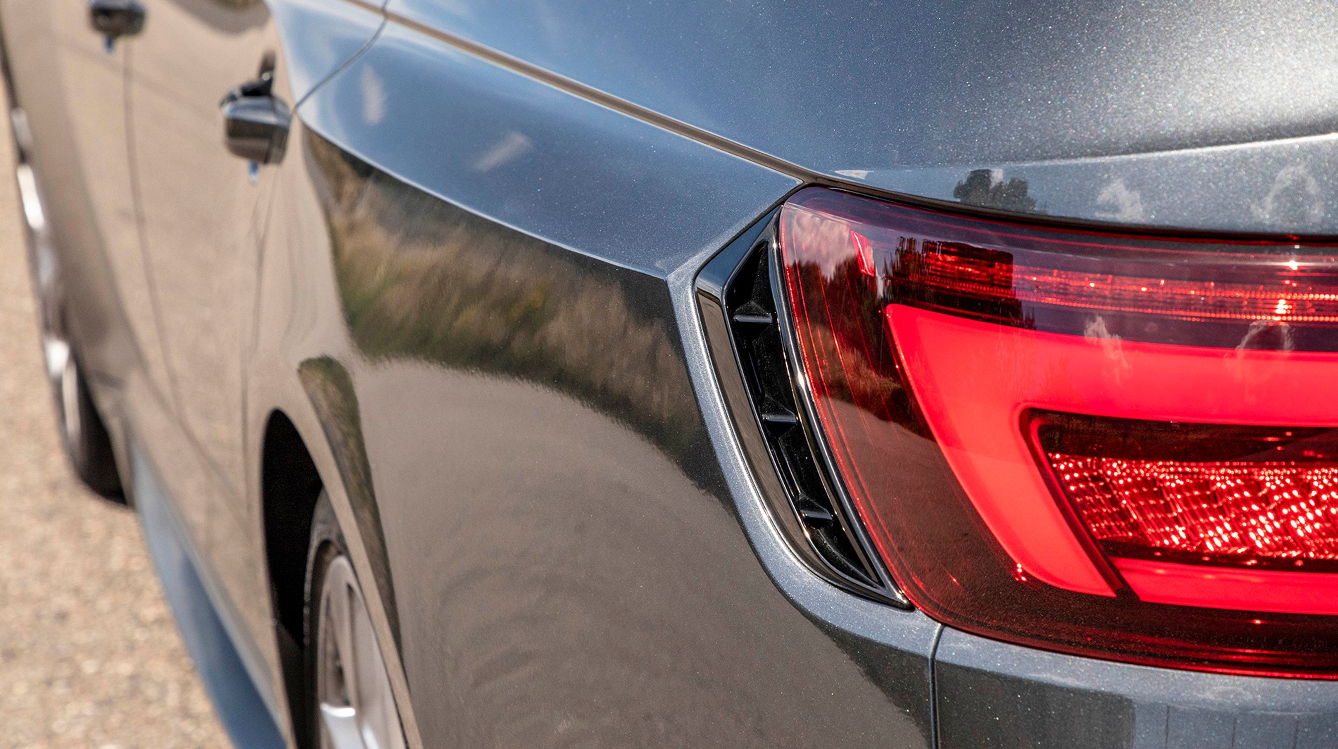 De brede bagskærme betyder, at de originale Audi A4 baglygter ikke er brede nok. Derfor har man sat et stykke sort plast imellem, der giver bilen lidt diskret kant. Men det er kun en stiløvelse.