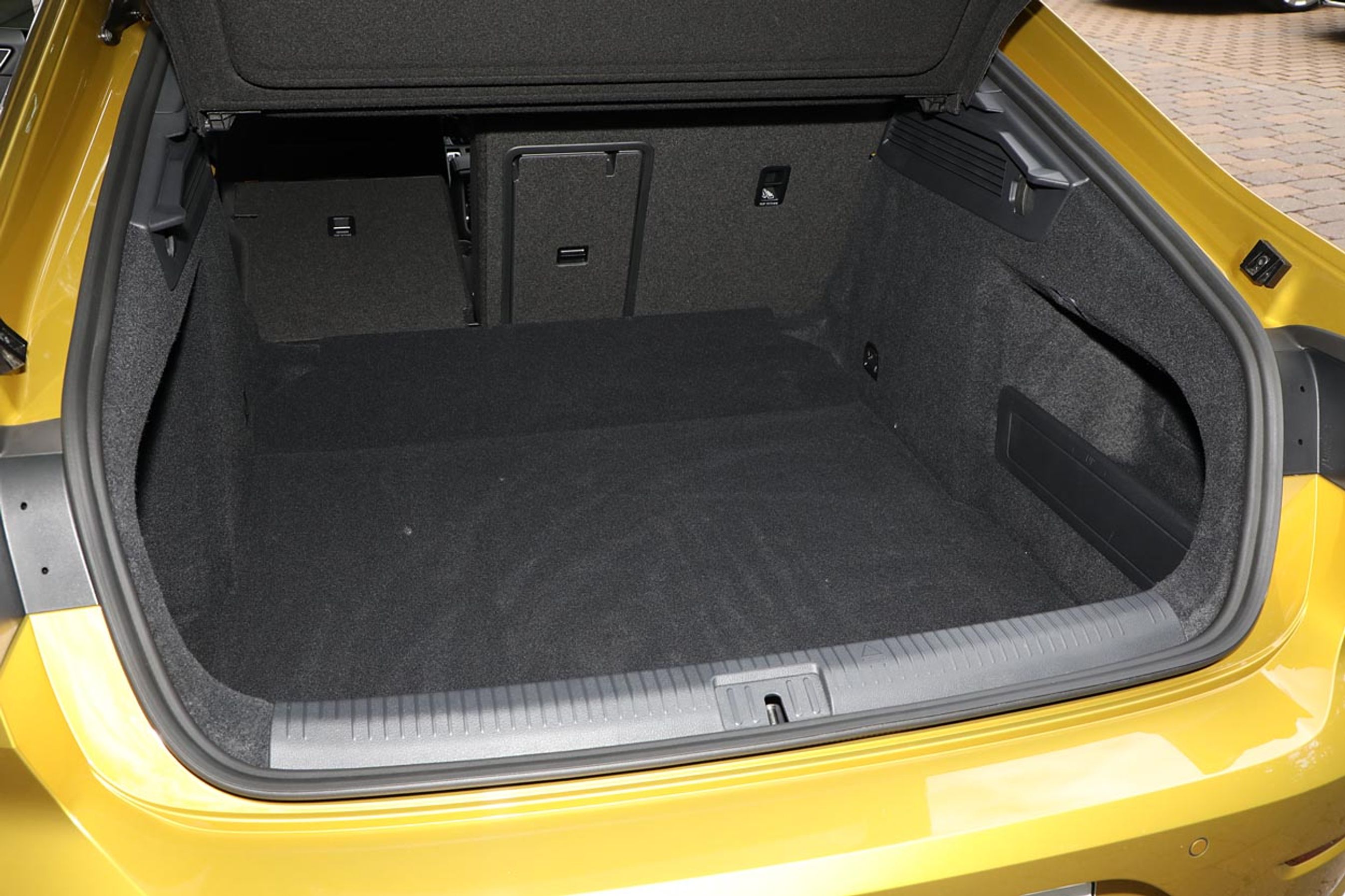 Bagagerummet er meget dybt, og det kan være svært at komme helt ind i bunden. Der er hele 563 liter, så Arteon er lige så praktisk som en stationcar.