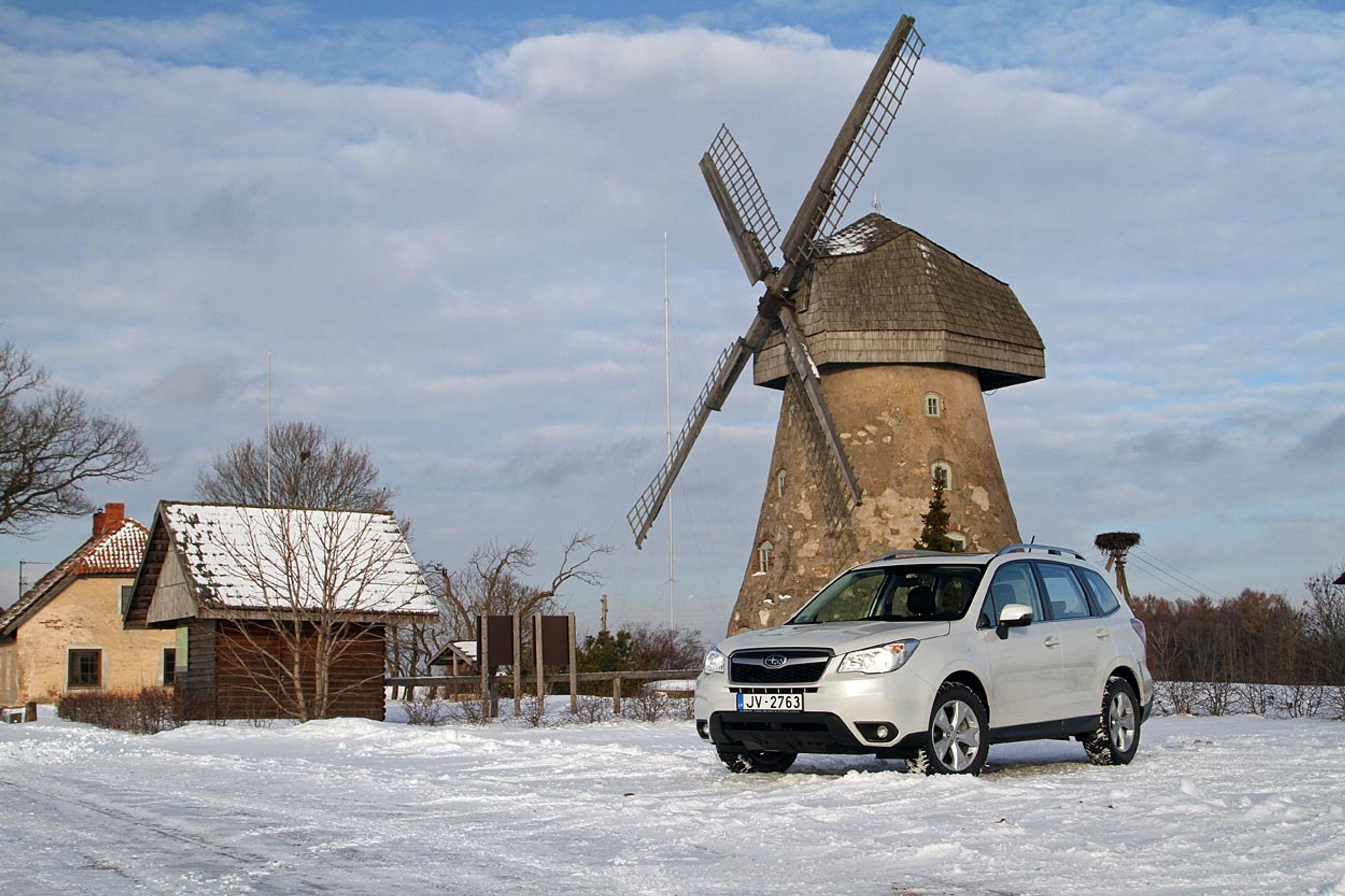 Subaru Forester er nu som før en kapabel SUV med permanent firehjulstræk og selvudslettende udvendigt design. Eneste udvendige ændring ved den halvstore 2015-opdatering er hajfinne-antennen.