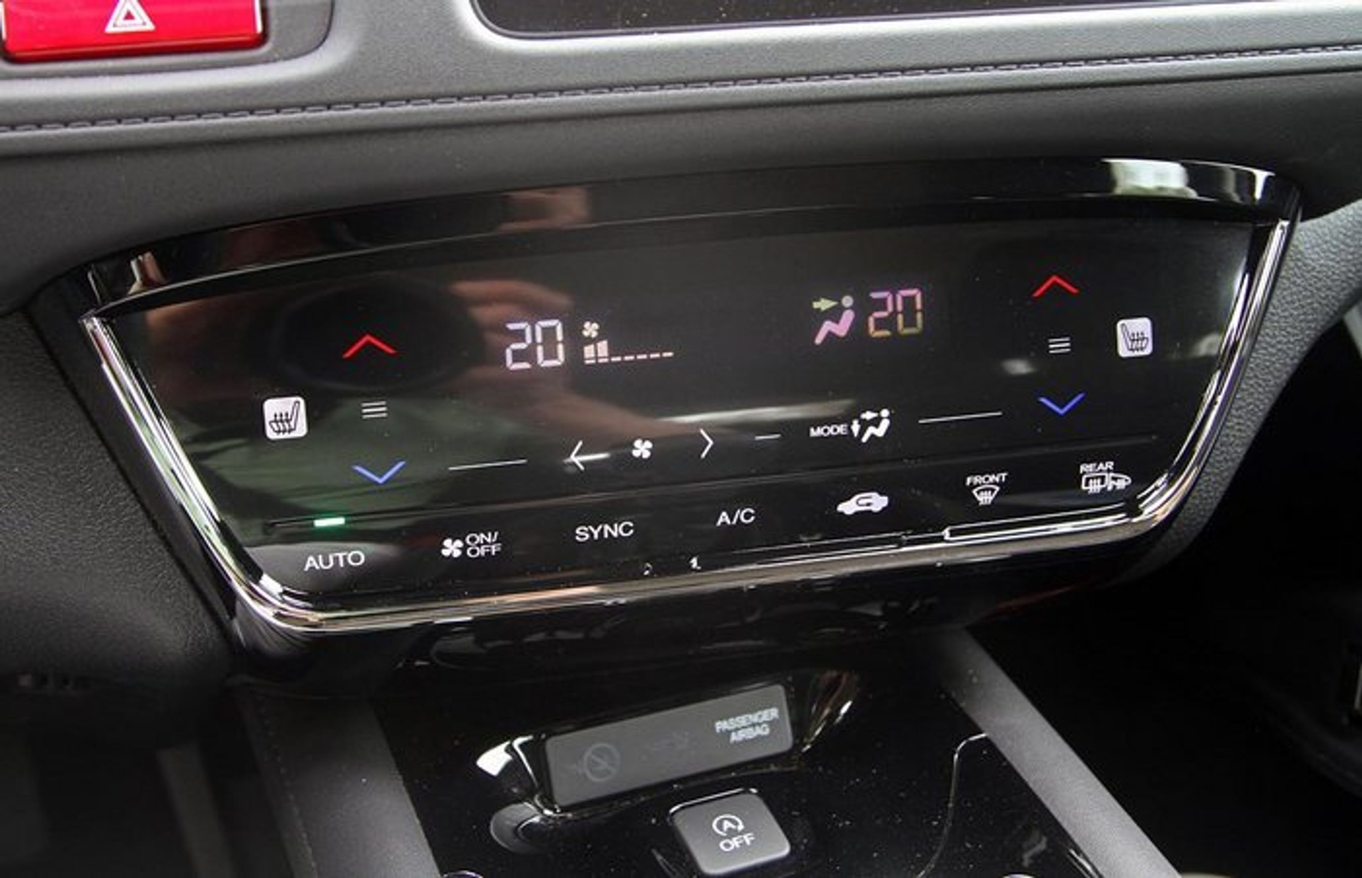 Klimanlæg m.m. betjenes fra en stor trykfølsom skærm. Det giver ikke rigtig nogen fordele, men fungerer udmærket. 