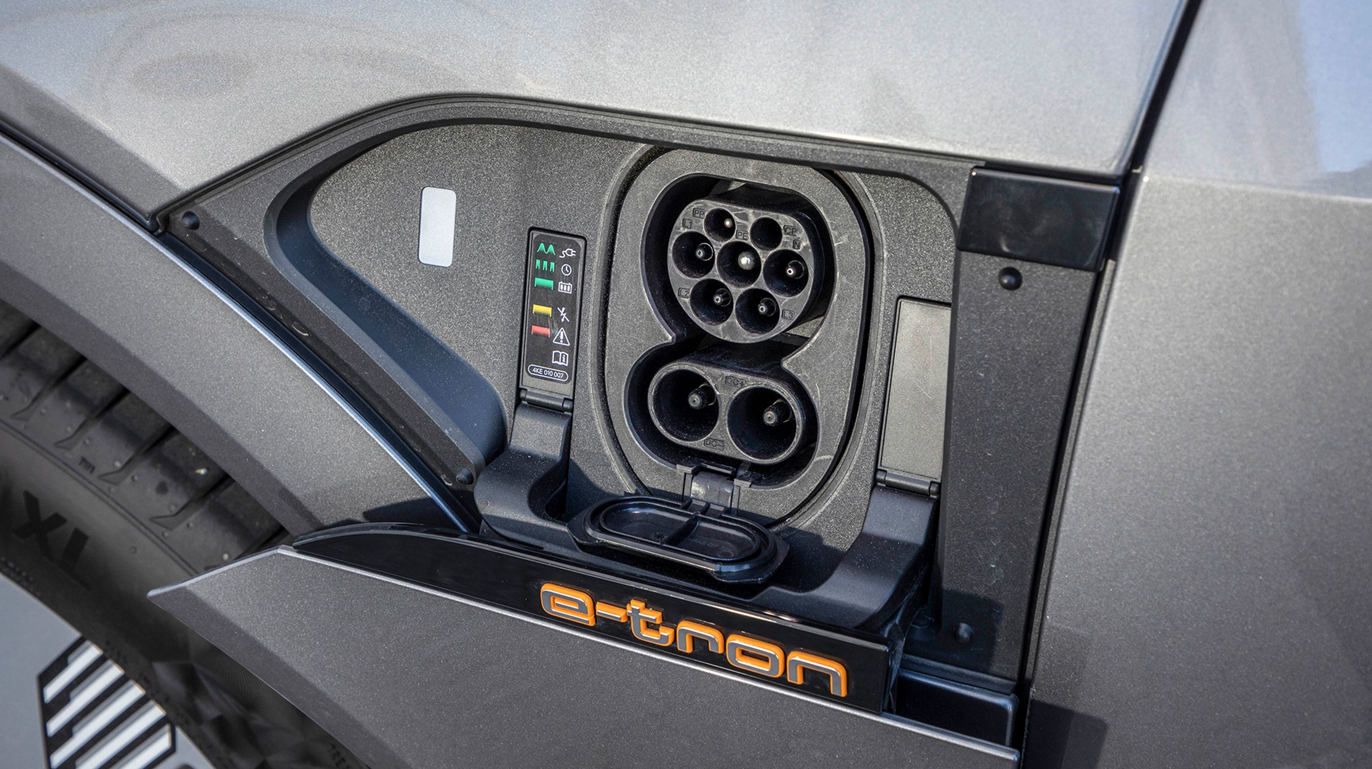 E-tron har CCS-combo-stik. Det betyder, at du kan lade med 11 kW hjemme og op til 150 kW på en hurtiglader (DC). Der er kun en ladeport på venstre side af bilen, vil du også have et stik til hjemmeladning i højre side, kan det tilkøbes for 5.200 kr. 