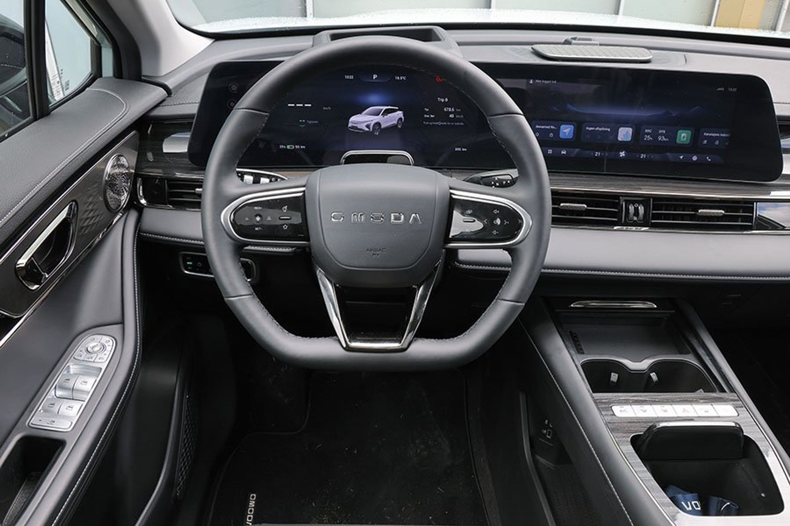 Førerpladsen i en Omoda 5 EV