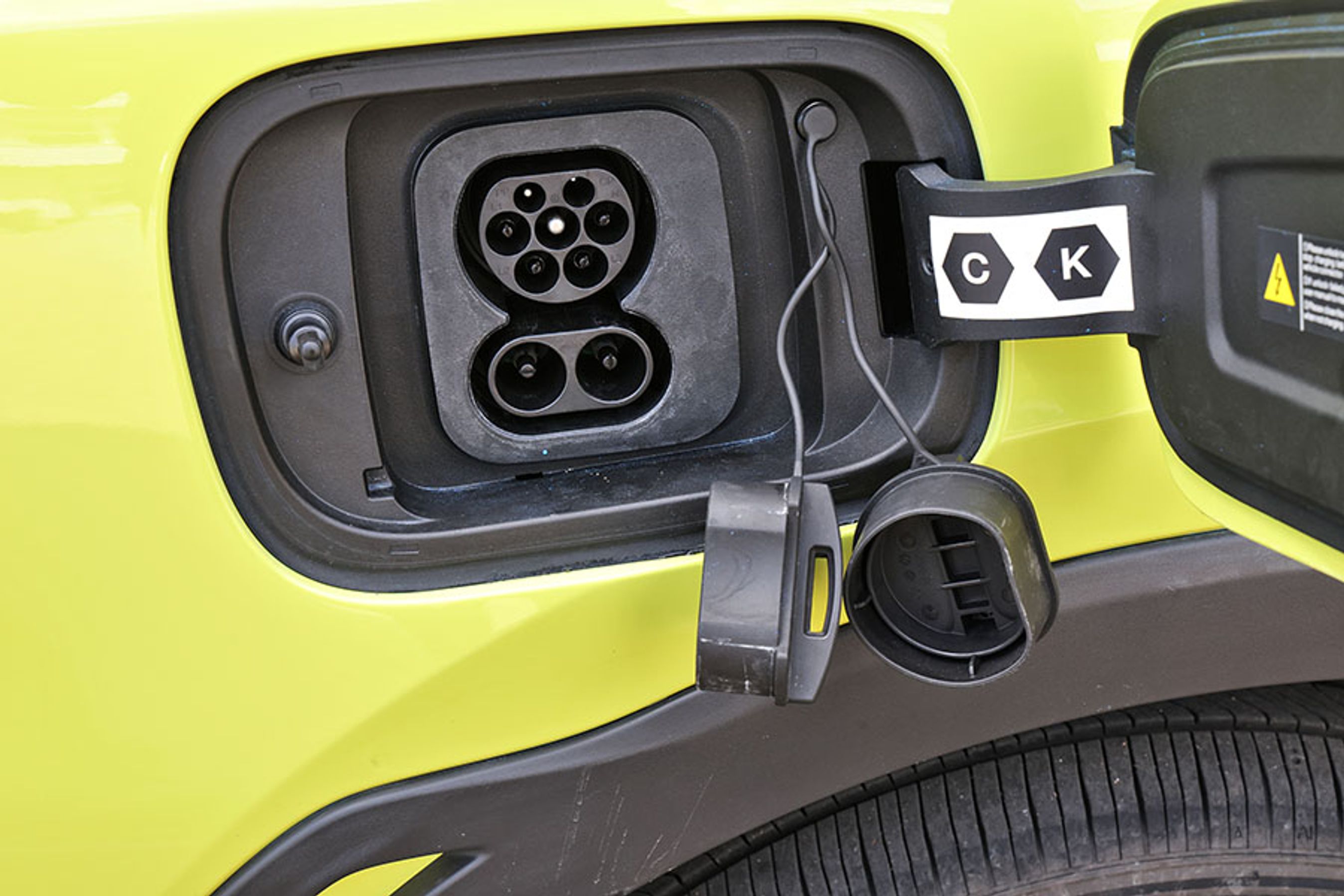 Ladelugen er placeret ved højre forhjul. Hjemme kan bilen lades op med 11 kW (tre faser), og på farten kan bilen DC-oplades med op til 85 kW. To gummipropper er lidt irriterende i hverdagen.