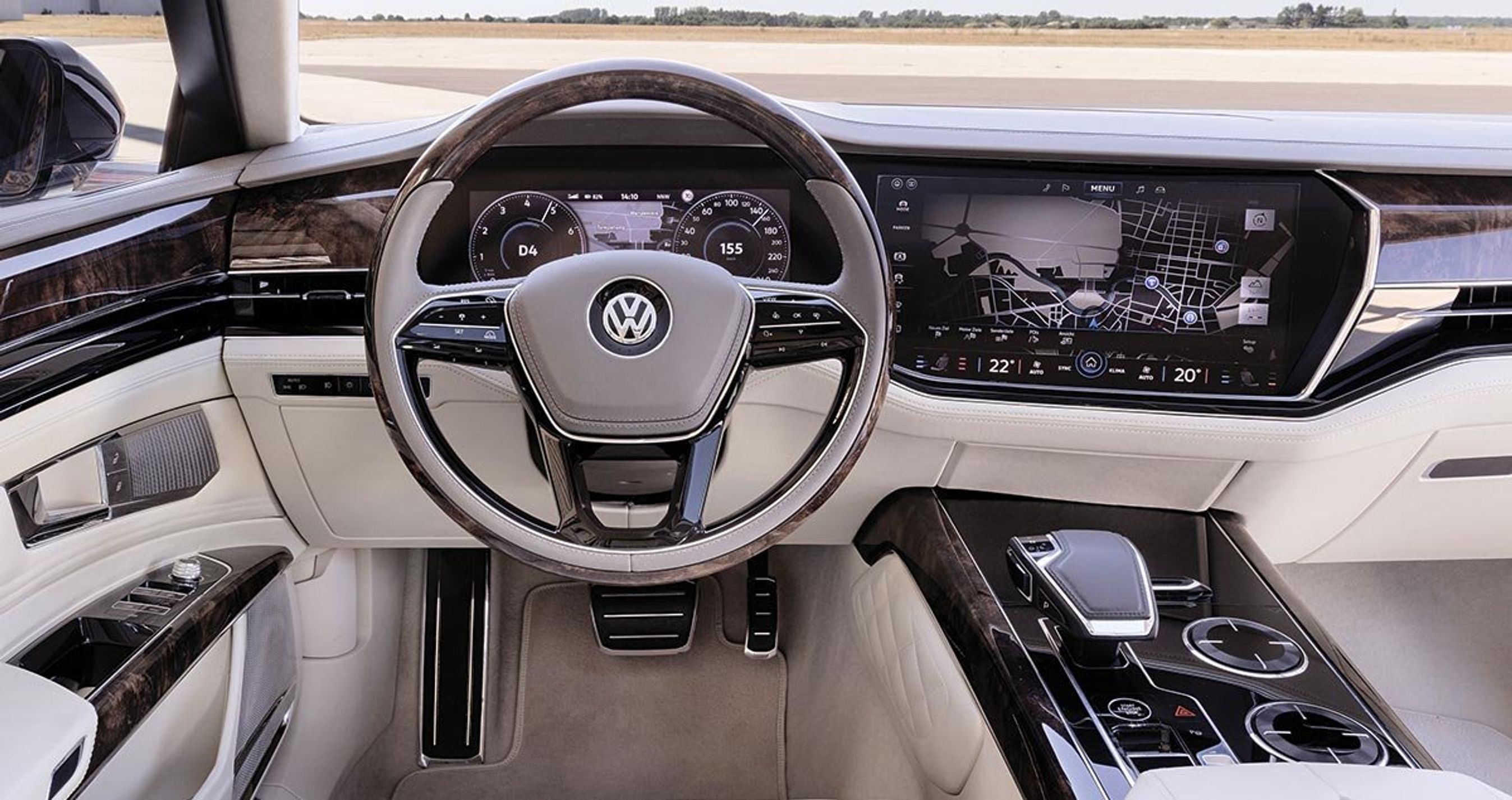 Førerpladsen i den aldrig lancerede Phaeton. Skærmløsningen med ret store og buede skærme var forud for sin tid i den klassiske bilverden.. Dog havde Tesla lanceret Model S med større og mere avanceret skærmløsninger tre år tidligere.