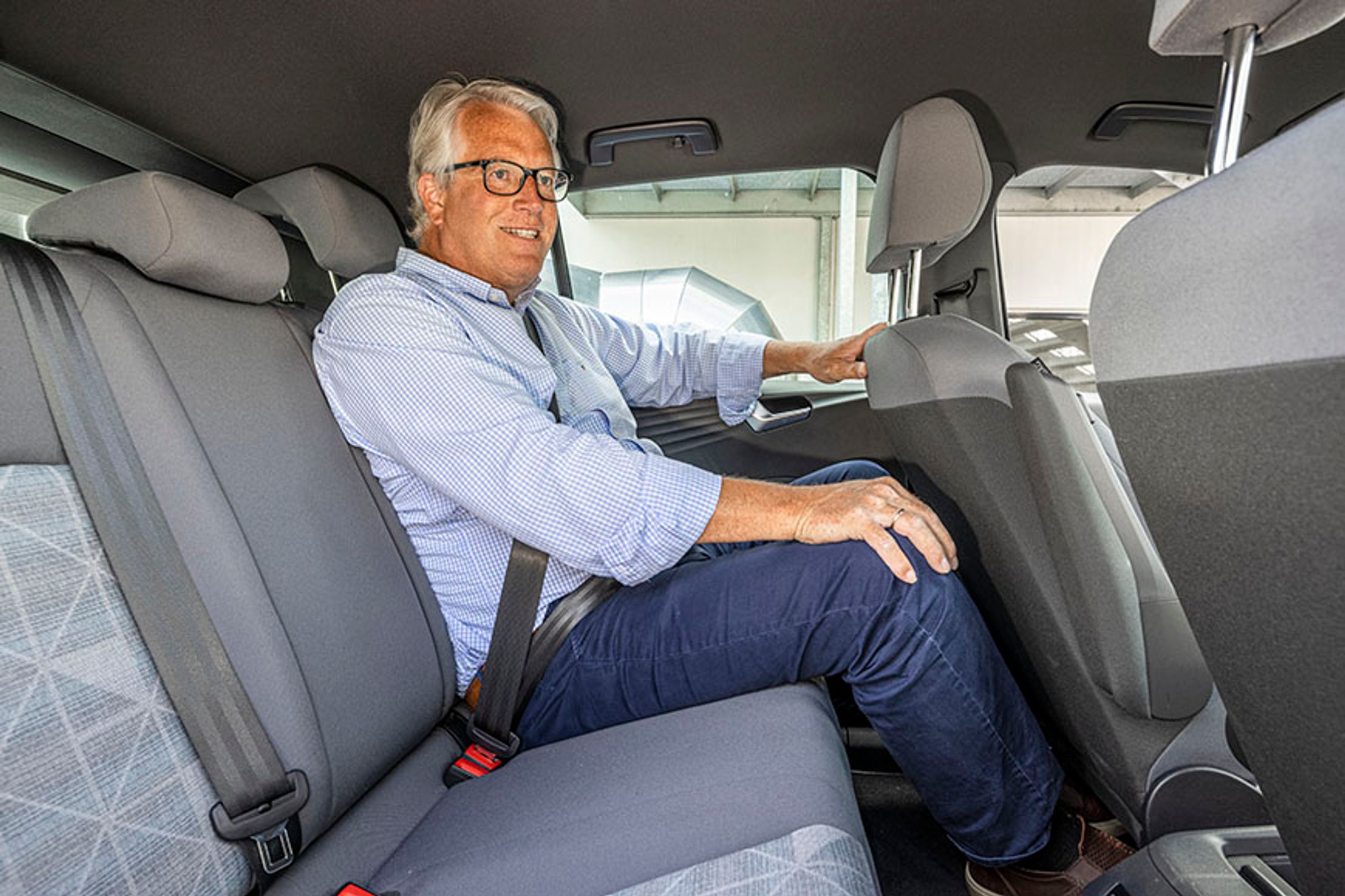 Der er meget fin plads ved bagsædet, og man sidder udmærket. Vi savner dog friskluftdyser, som der findes på den større ID.4. Udsynet er fint.