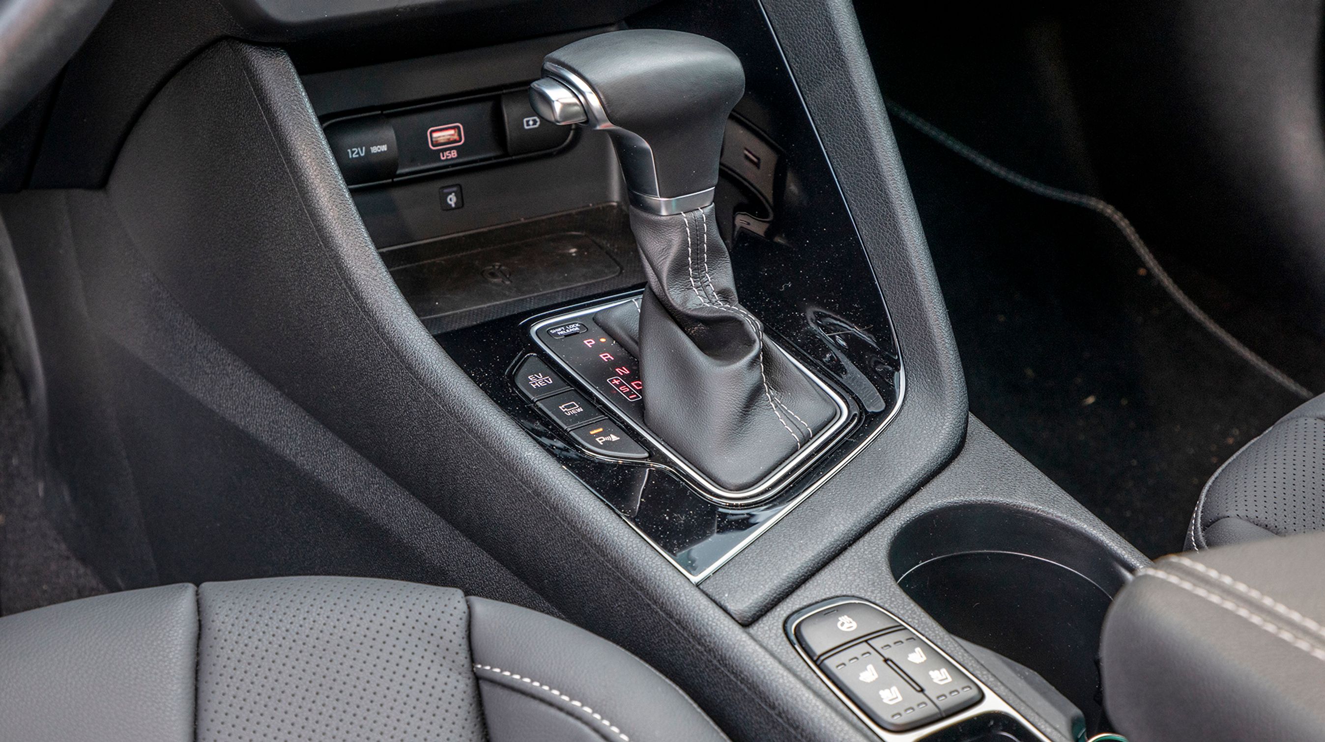 Gearstangen er af den gammeldags type, hvor man selv skal sætte den i 'P', når man har trykket på Stop-knappen.