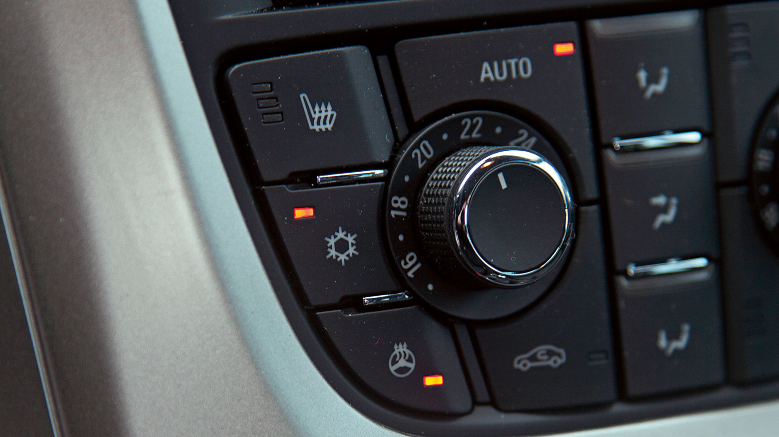 Den nederste knap aktiverer varme-elementer i rattet. En smart detalje til vinteren. Pris: 4.400 kr. 