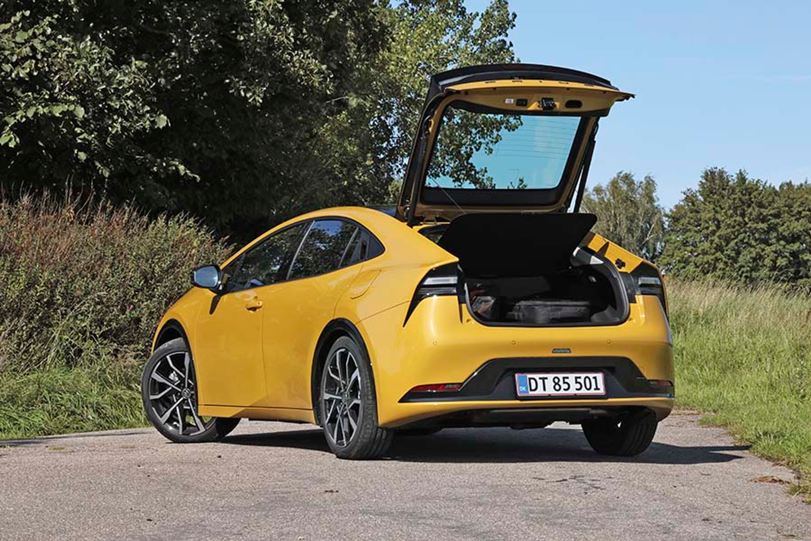 Bagklappen åbner helt oppe fra taget og giver fin adgang til bagagerummet, der dog er ret lille. Bilen må ikke forsynes med anhængertræk.