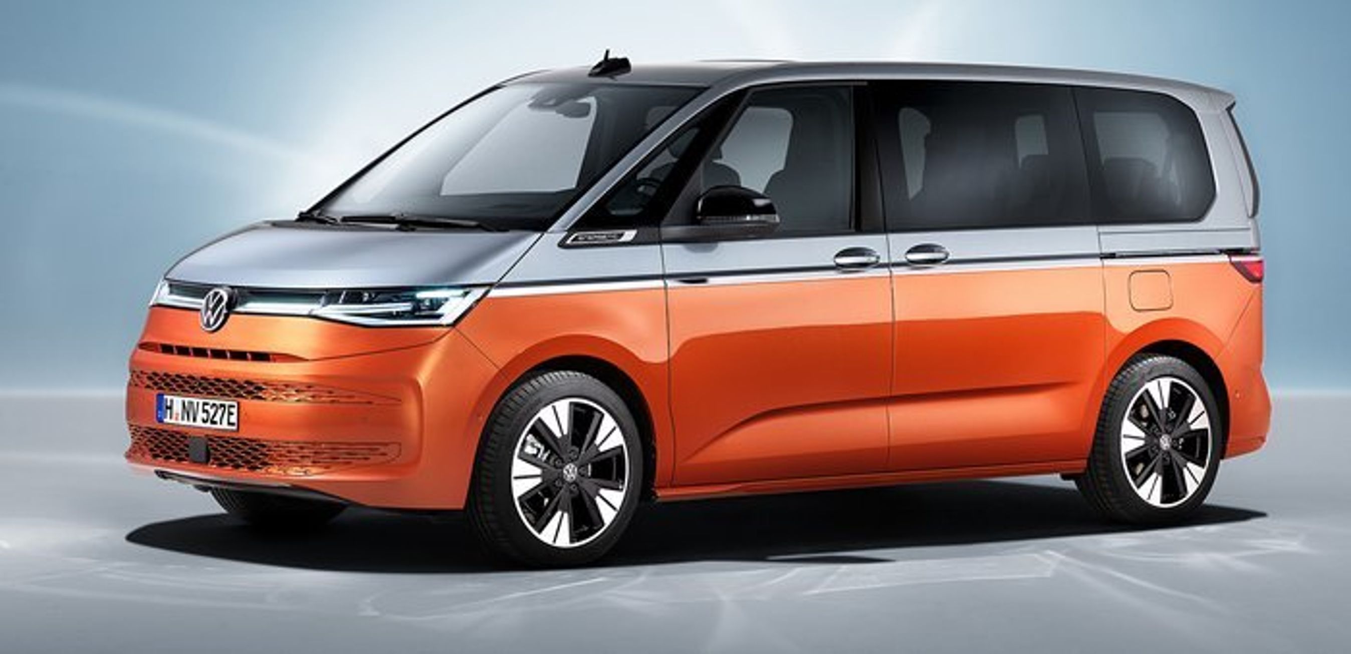 Den nye VW Multivan kan i nogle udgaver fås med tofarvet lakering. Bilen kommer i to længder; her ses den korte.