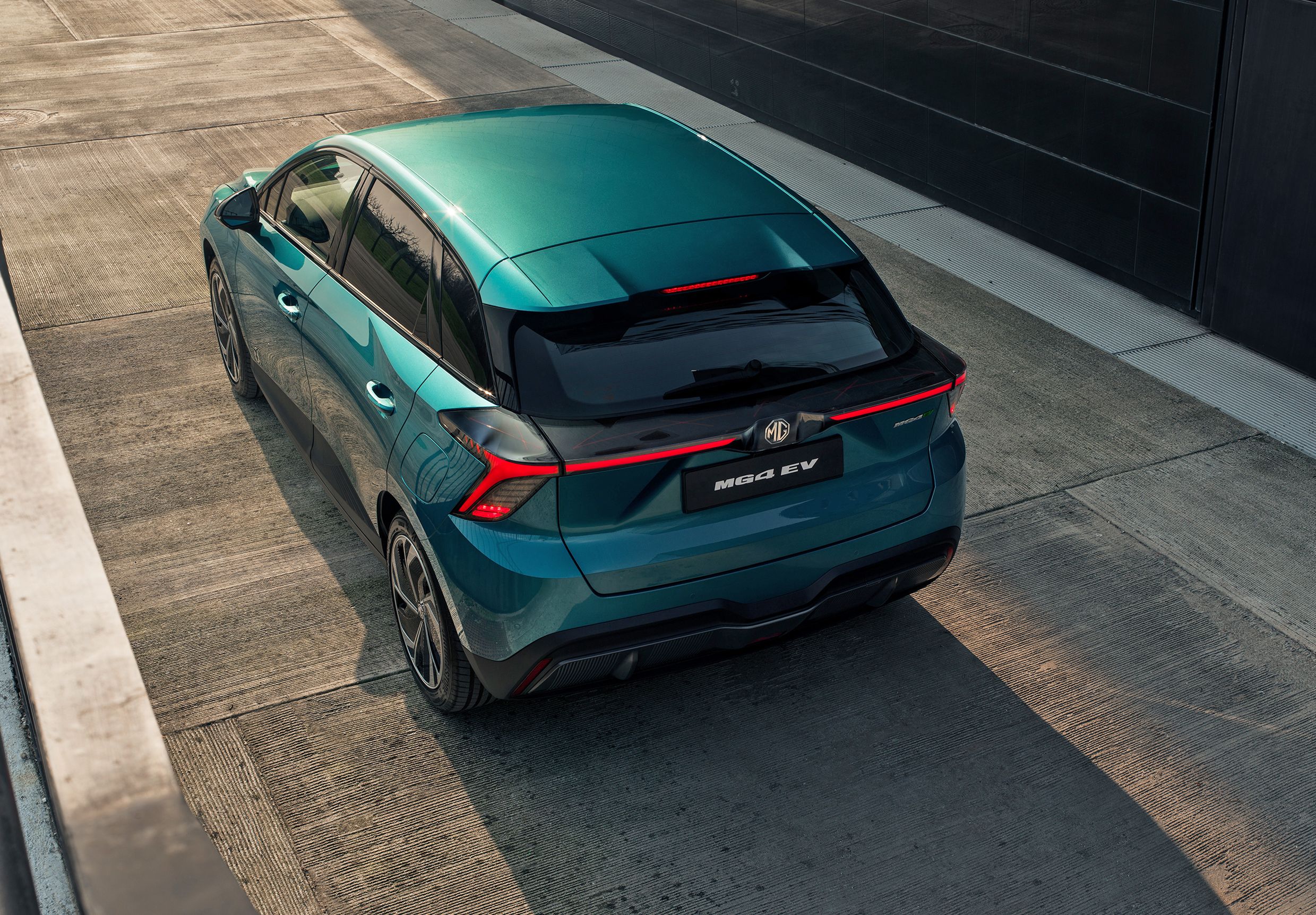 Grønlig MG 4 set oppe og bagfra.