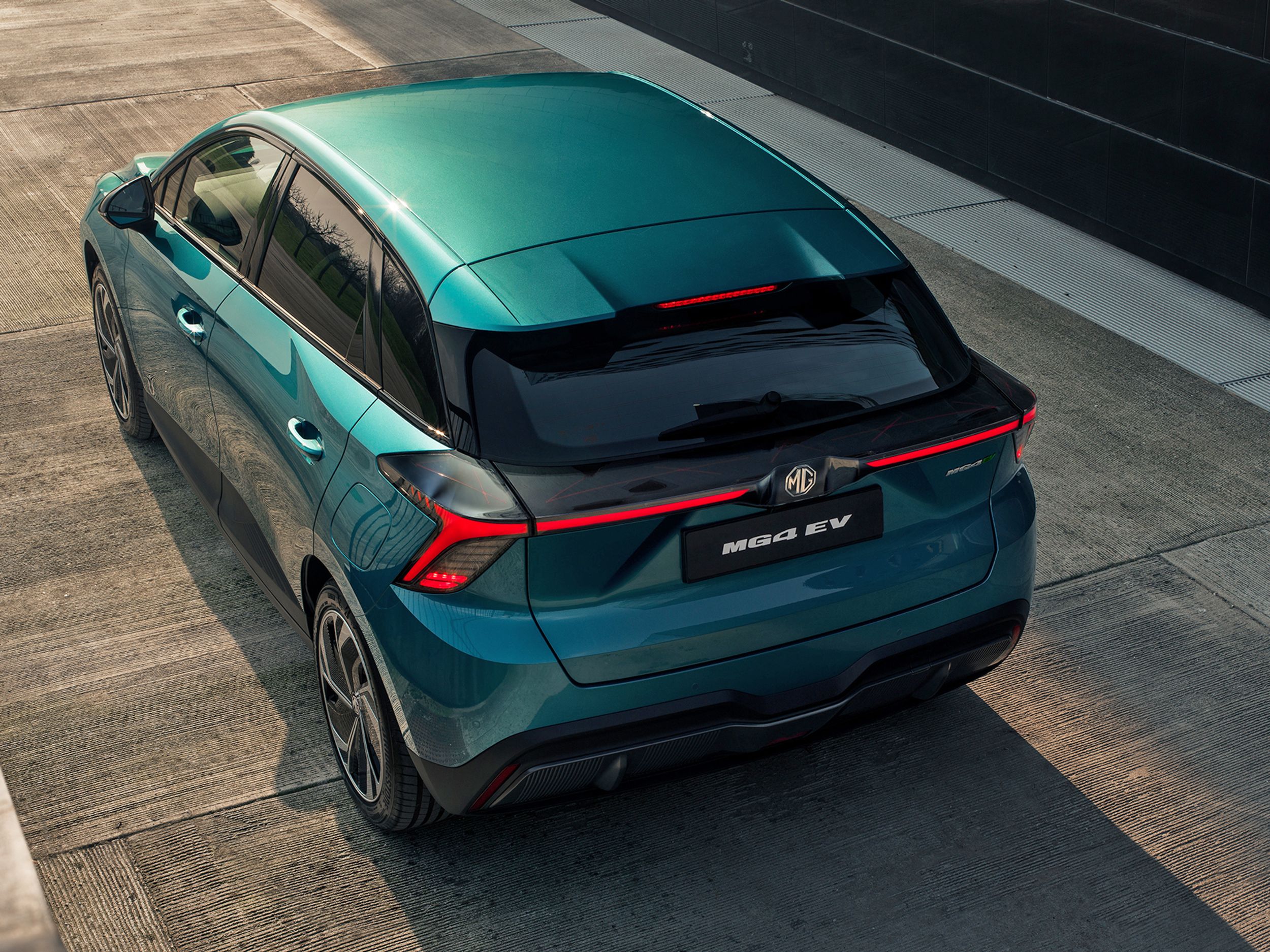 Grønlig MG 4 set oppe og bagfra.