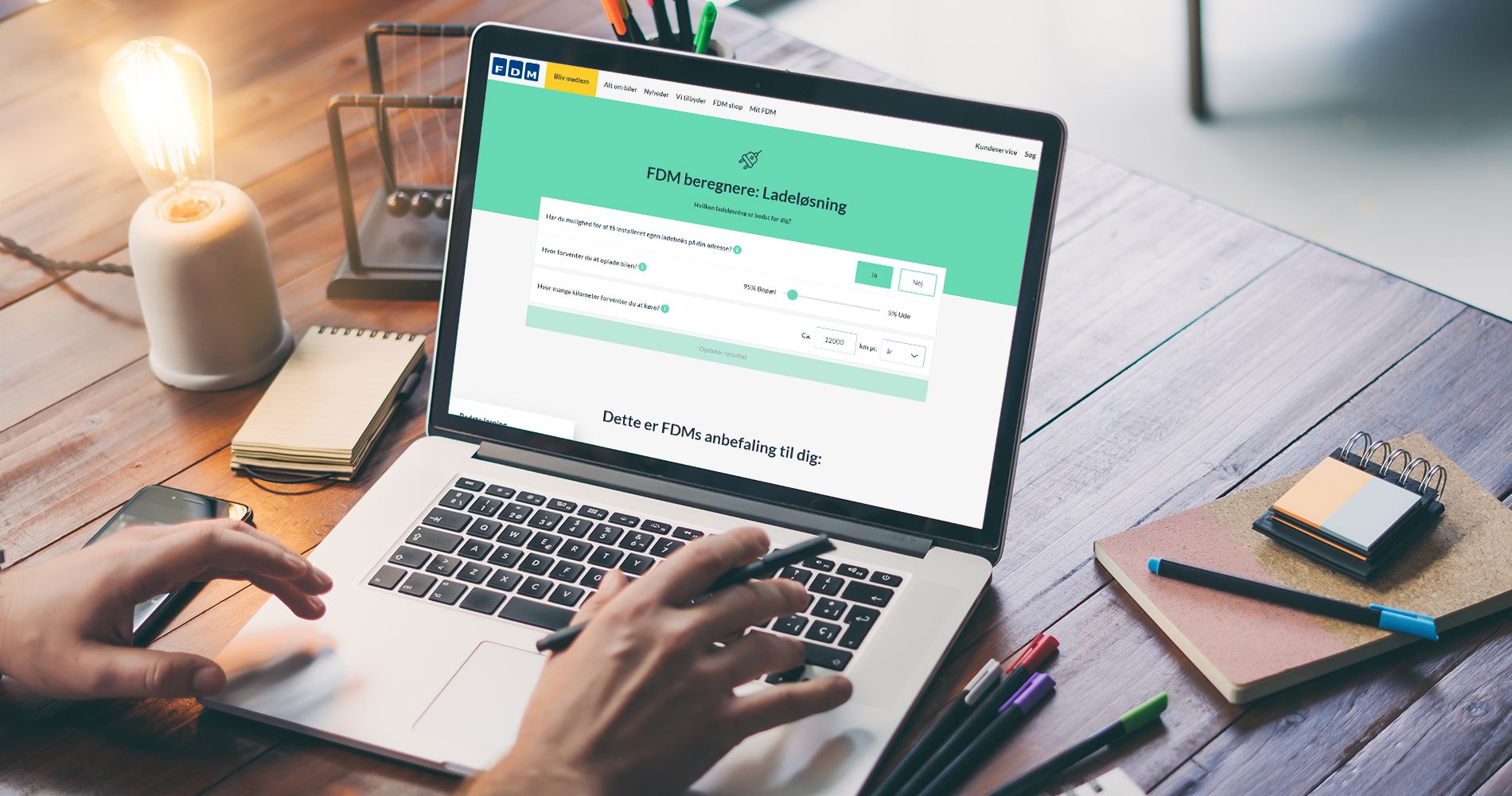Computer med billede af den nye beregner til ladeløsninger.