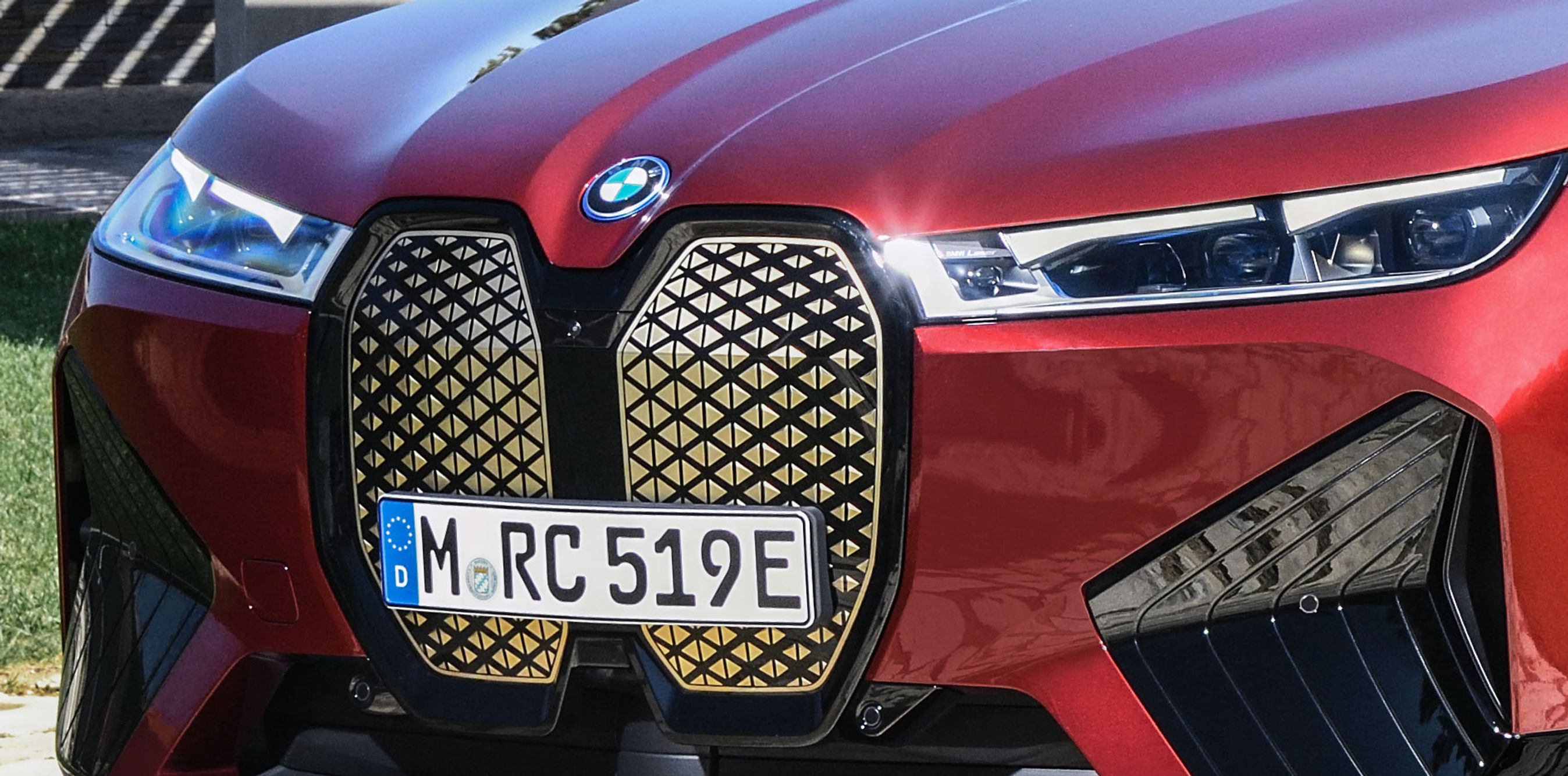 På frontklappen sker påfyldning af sprinklervæske under BMW-logoet.