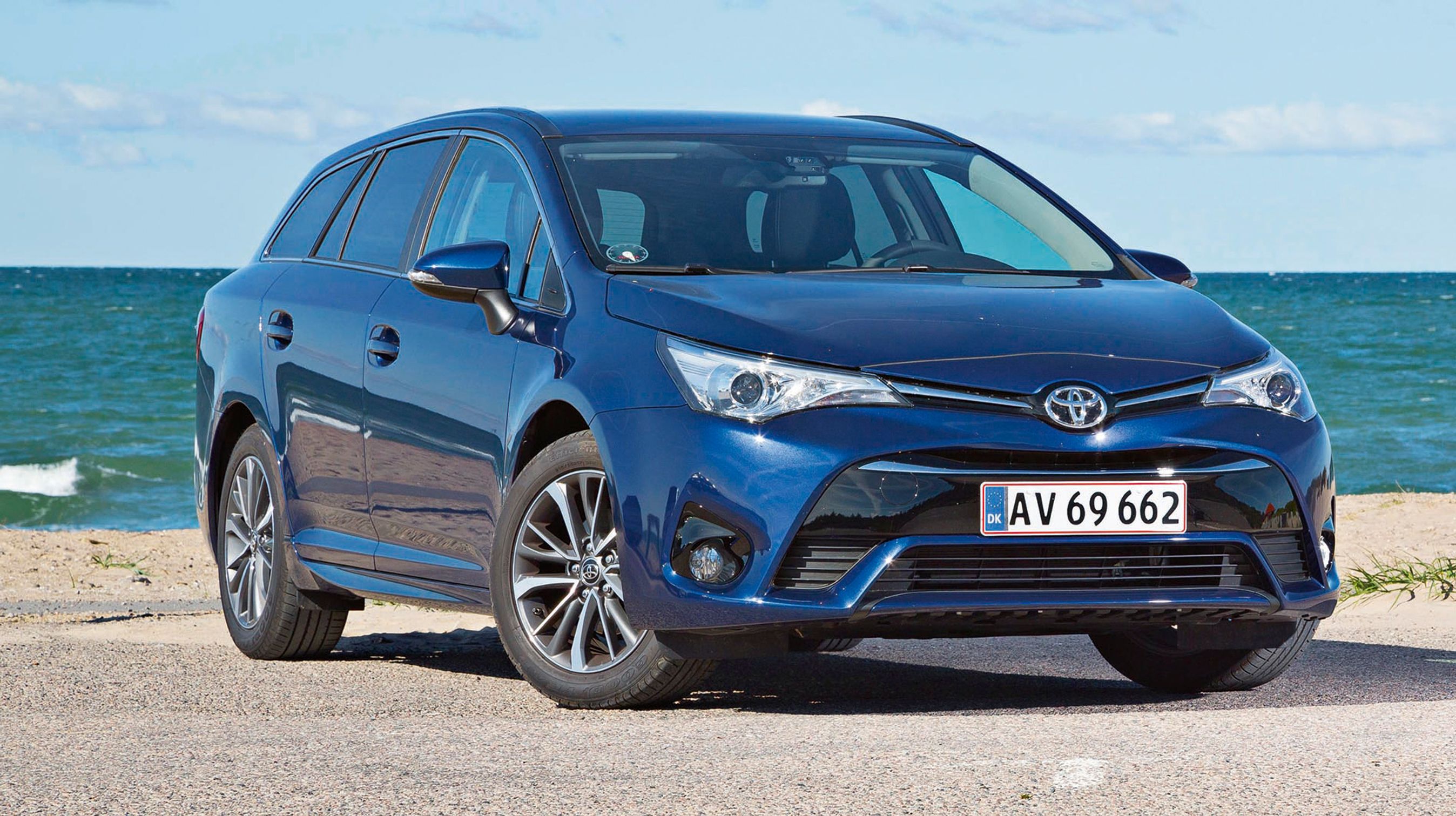 Toyota Avensis er kommet i en ny generation med nydesignet front, ny teknik og nye motorer. Avensis fås både som denne stationcar og som firedørs sedan.